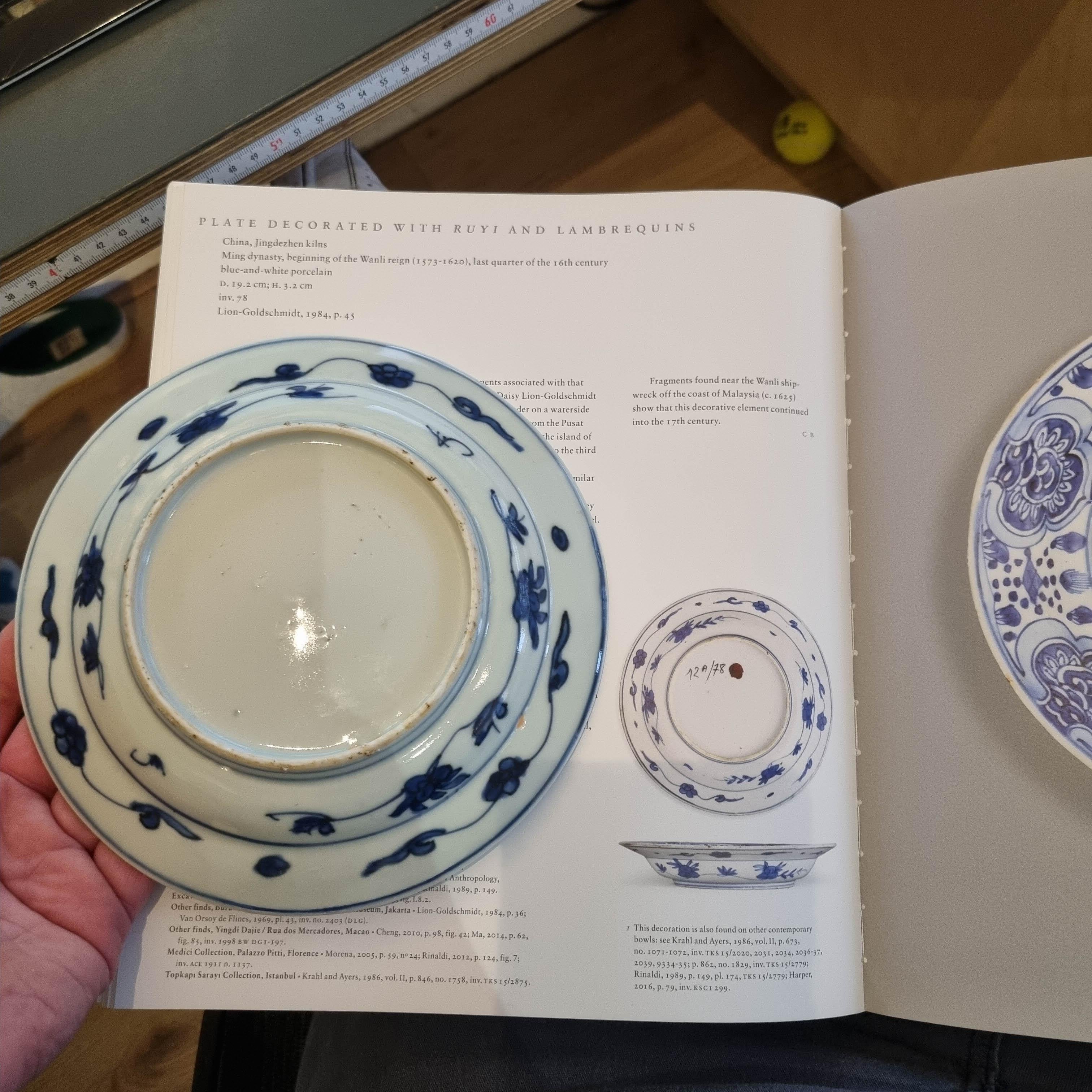 Antique Ming Wanli Period Chinese Porcelain Plate Unusual Design Ruyi In Good Condition For Sale In Amsterdam, Noord Holland