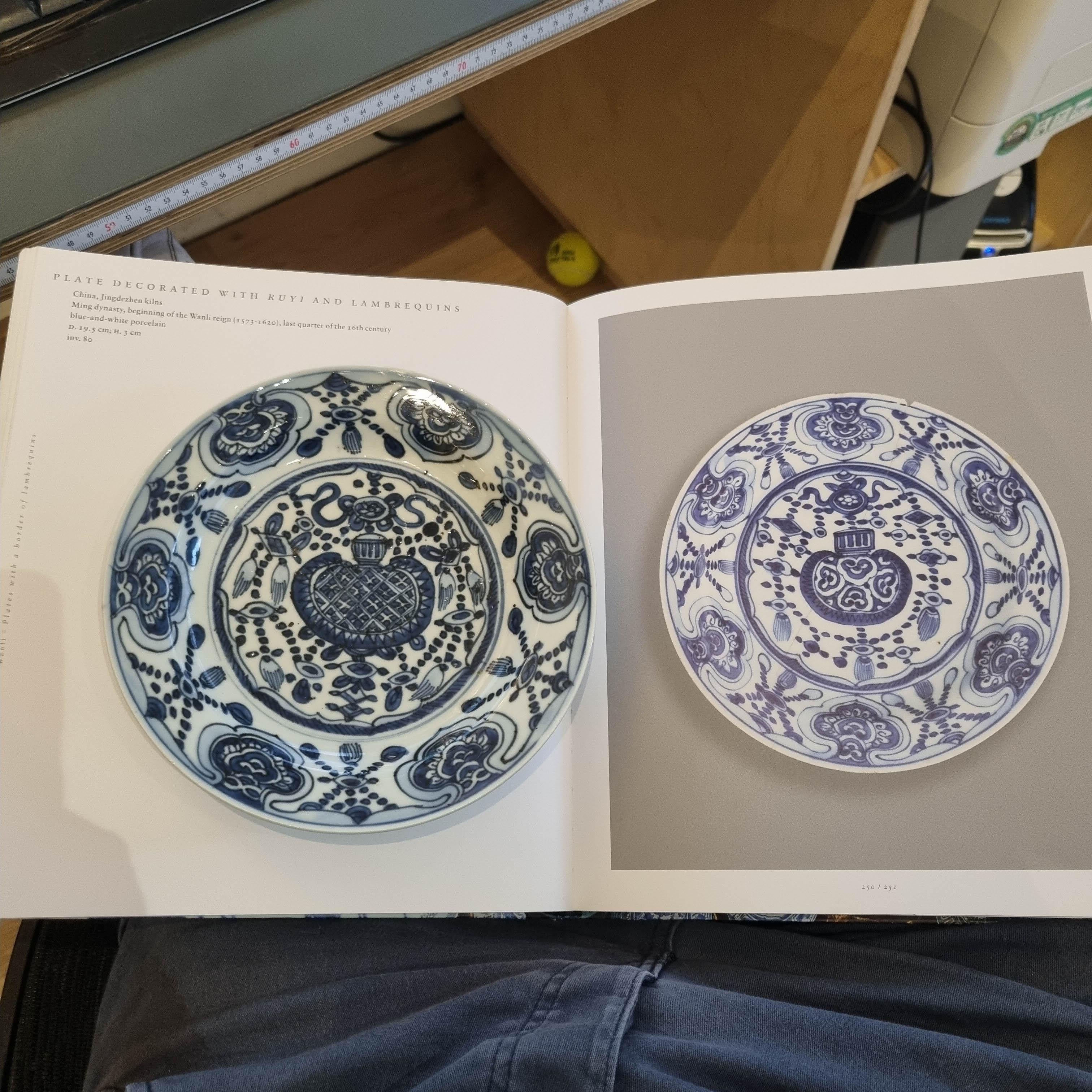 Antique Ming Wanli Period Chinese Porcelain Plate Unusual Design Ruyi For Sale 2