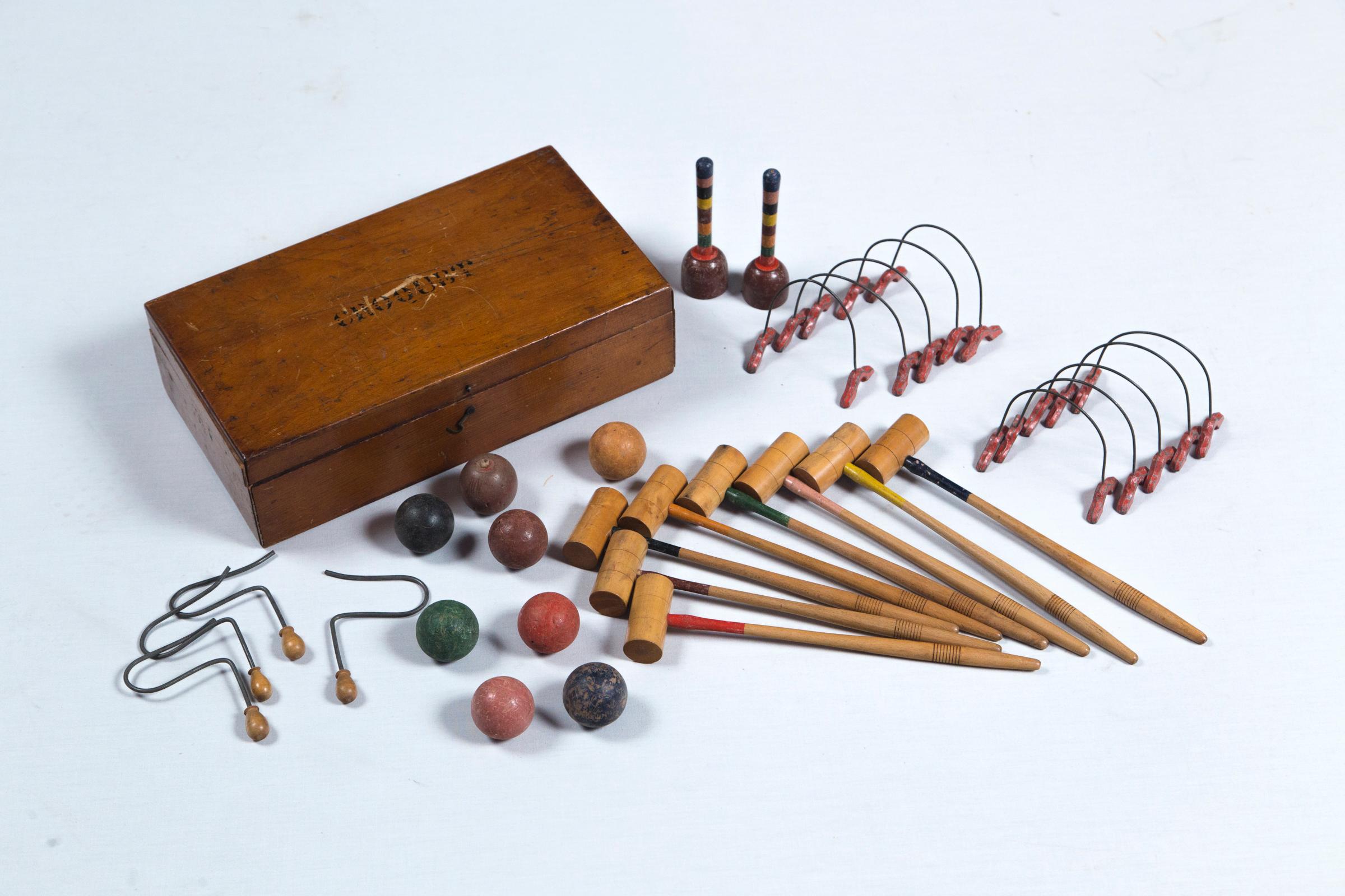 Charmantes antikes Mini-Holzkrocket-Set mit aufklappbarer Holzkiste. Acht Schläger:: acht Bälle:: zwei Stangen und Pforten.