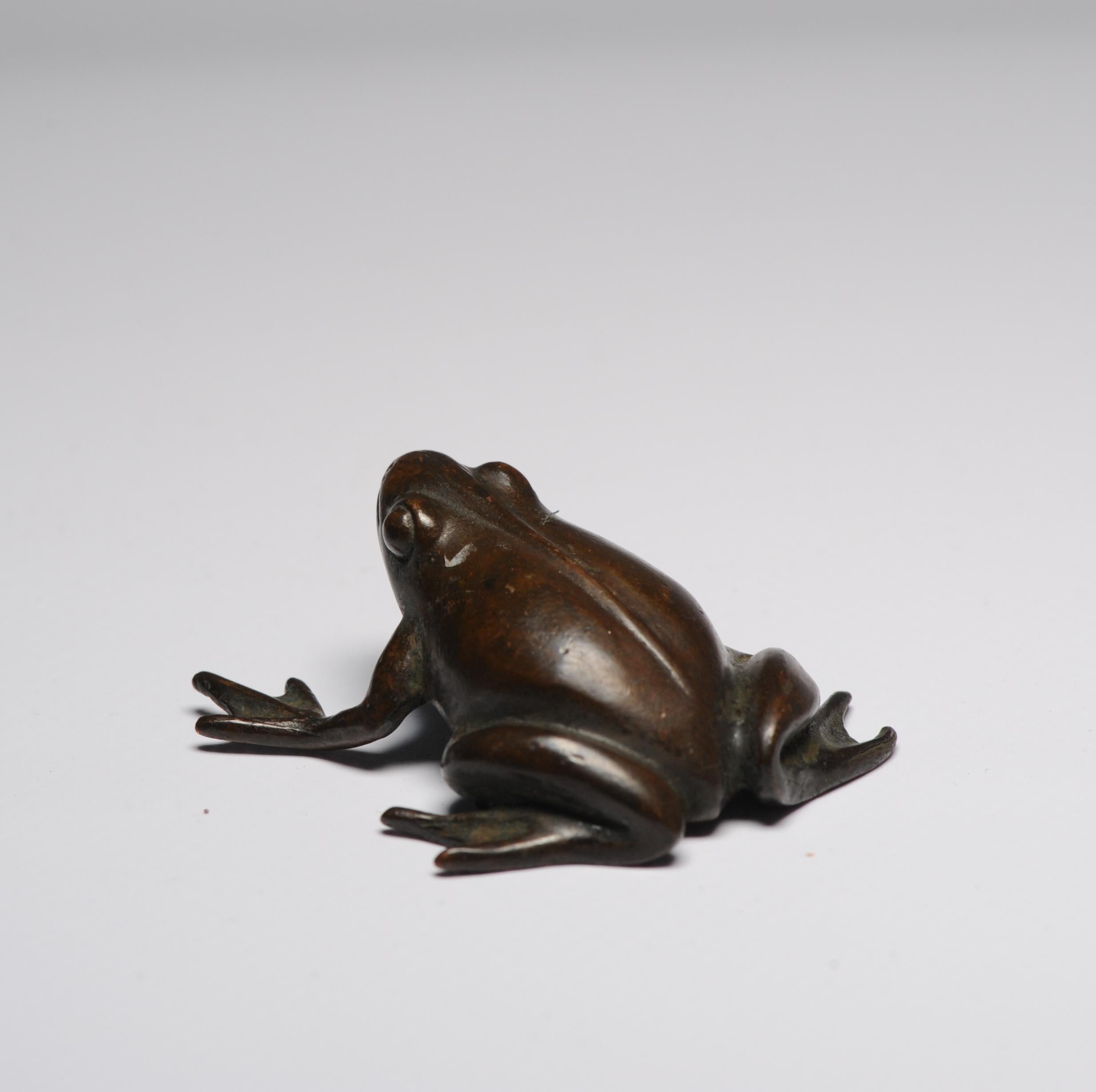 Antique Mini Okimono Bronze Japanese Statue of a Frog Meiji Japan Marked In Excellent Condition In Amsterdam, Noord Holland