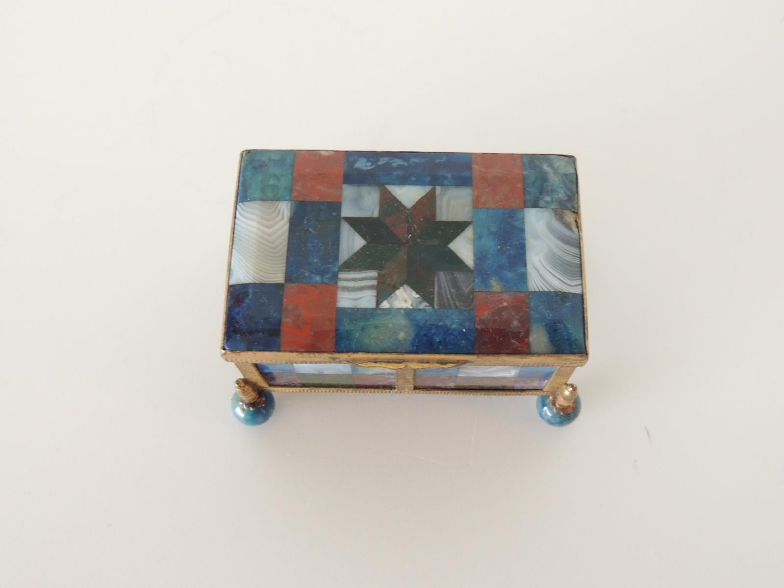 Antique Miniature agate specimen ormolu-mounted decorative box.
Size: 3.5