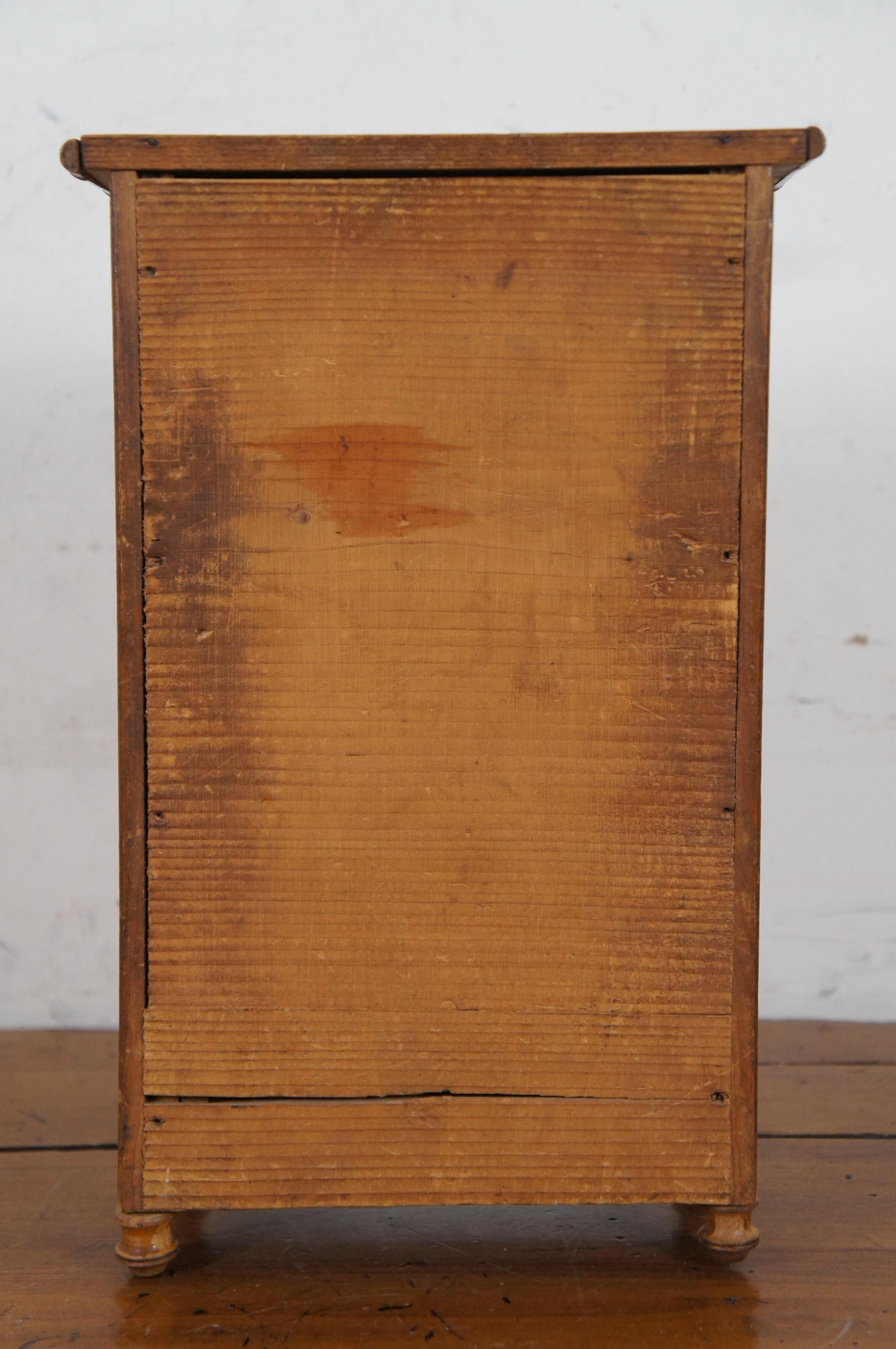 Antiker Miniatur-Kleiderschrank aus Bambus und Kiefernholz, Spiegel, Dollhouse Furniture, 12 im Zustand „Gut“ im Angebot in Dayton, OH