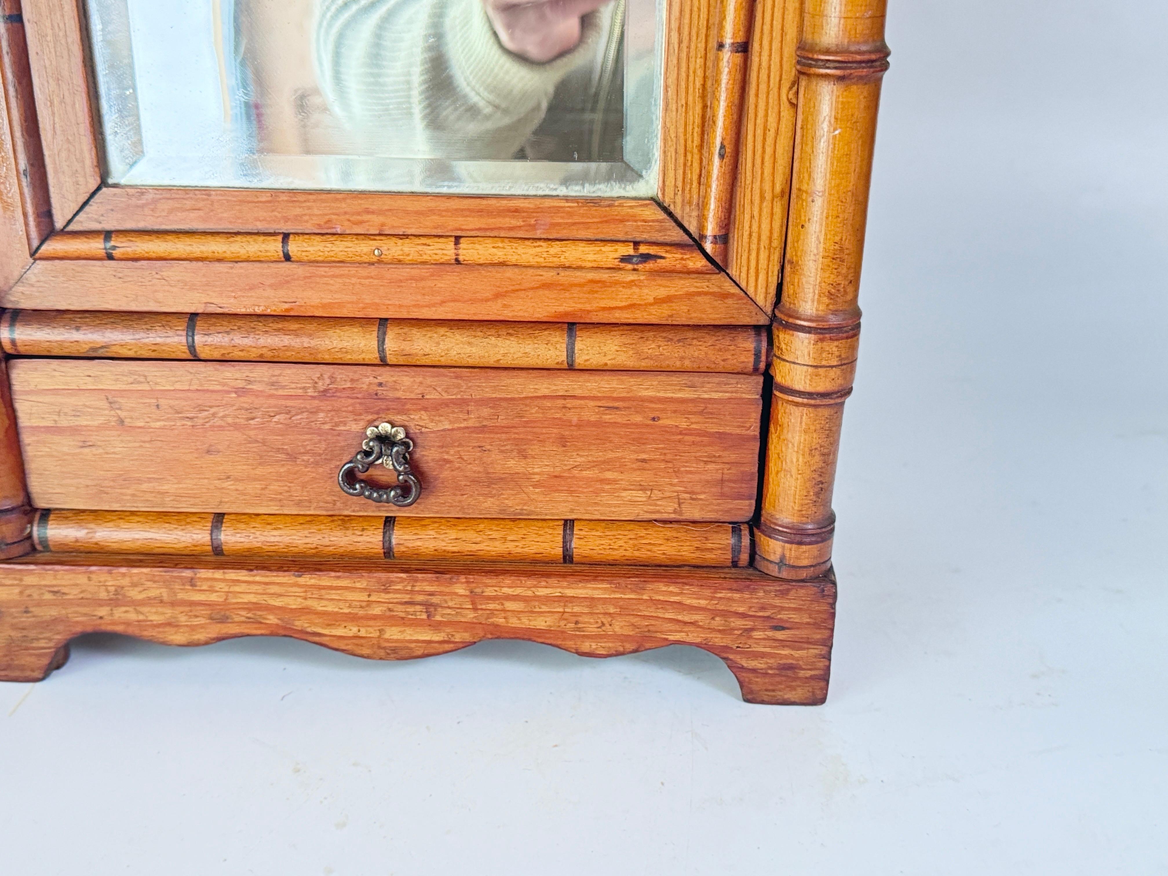 Armoire murale antique miniature en pin et bambou  Armoire Miroir Meubles de Maison de Poupée en vente 7
