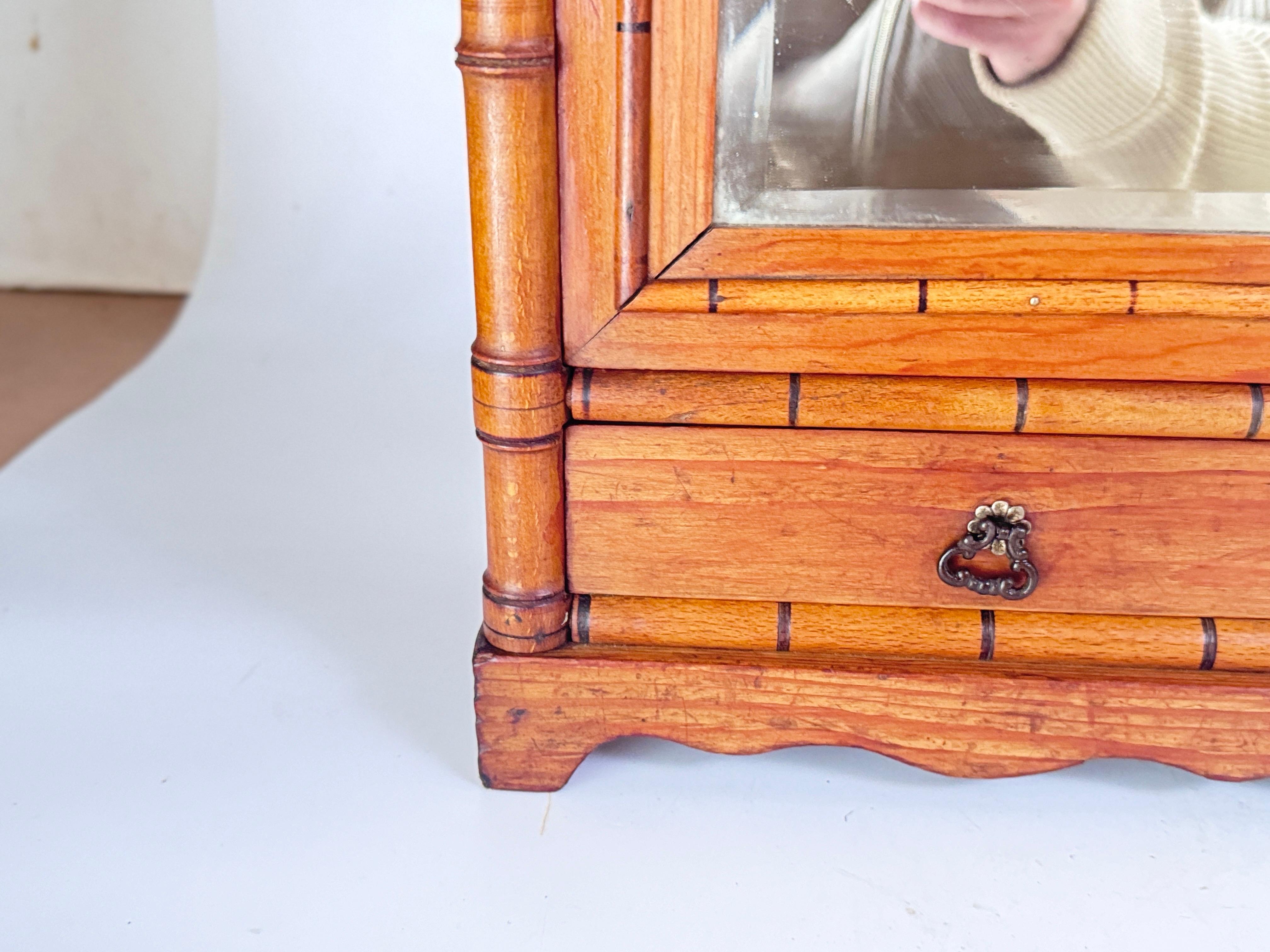 Armoire murale antique miniature en pin et bambou  Armoire Miroir Meubles de Maison de Poupée en vente 8