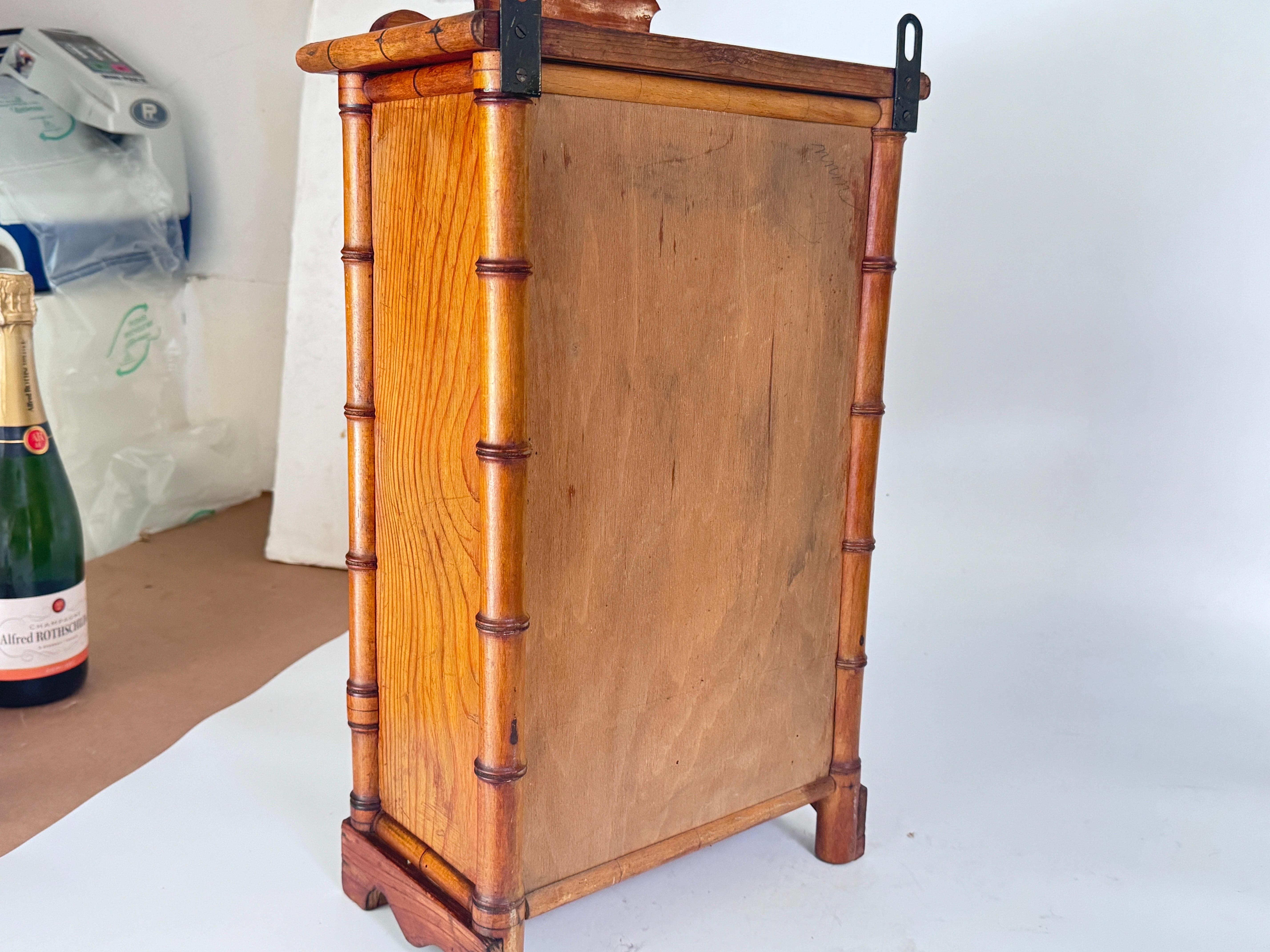 20ième siècle Armoire murale antique miniature en pin et bambou  Armoire Miroir Meubles de Maison de Poupée en vente