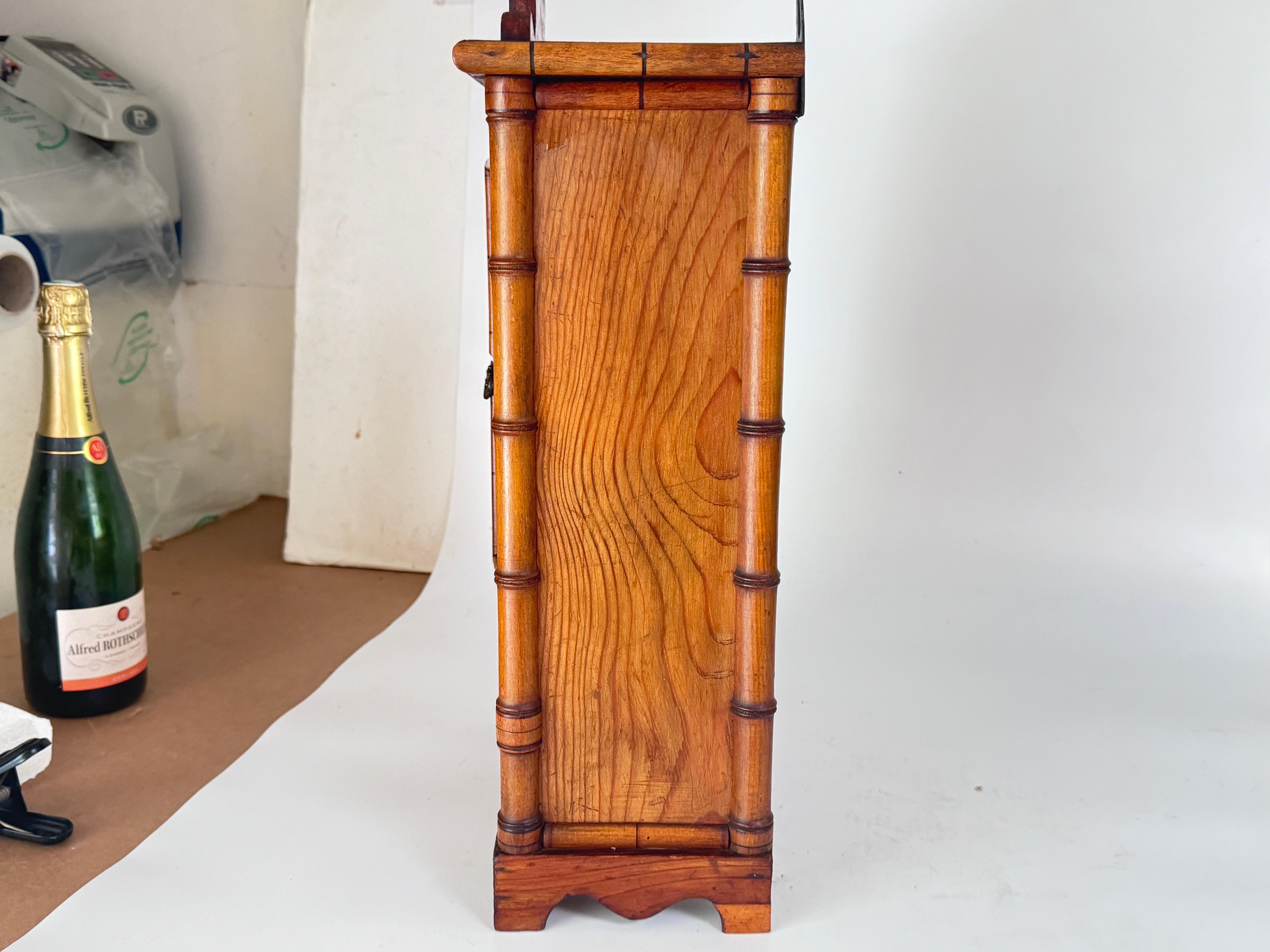 Armoire murale antique miniature en pin et bambou  Armoire Miroir Meubles de Maison de Poupée en vente 3