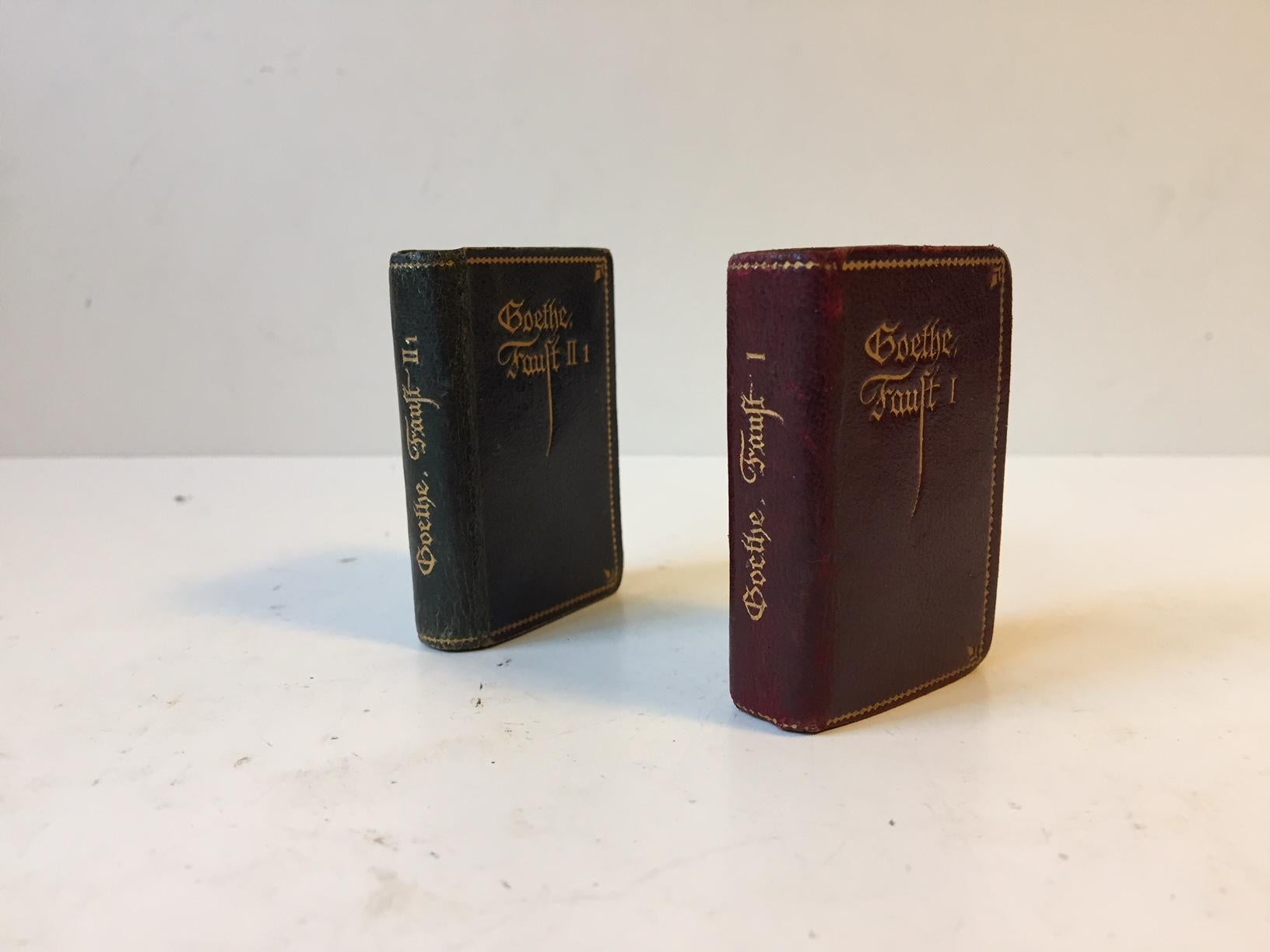 Début du 20ème siècle Livres anciens de Miniatures 'Faust' de Goethe I+I, Schmidt & Günther, Leipzig, 1907 en vente