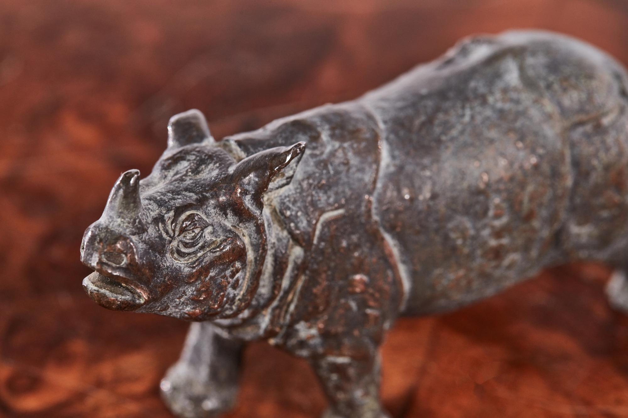 Antikes Miniatur-Nashorn aus Bronze, entworfen und gefertigt nach höchstem Standard und in schönem Originalzustand.

Ein sehr wünschenswertes Beispiel für das Leben.

Maße: Höhe: 5 cm - 1.97 in
Breite : 3 cm - 1.18 in
Tiefe : 8 cm - 3.15