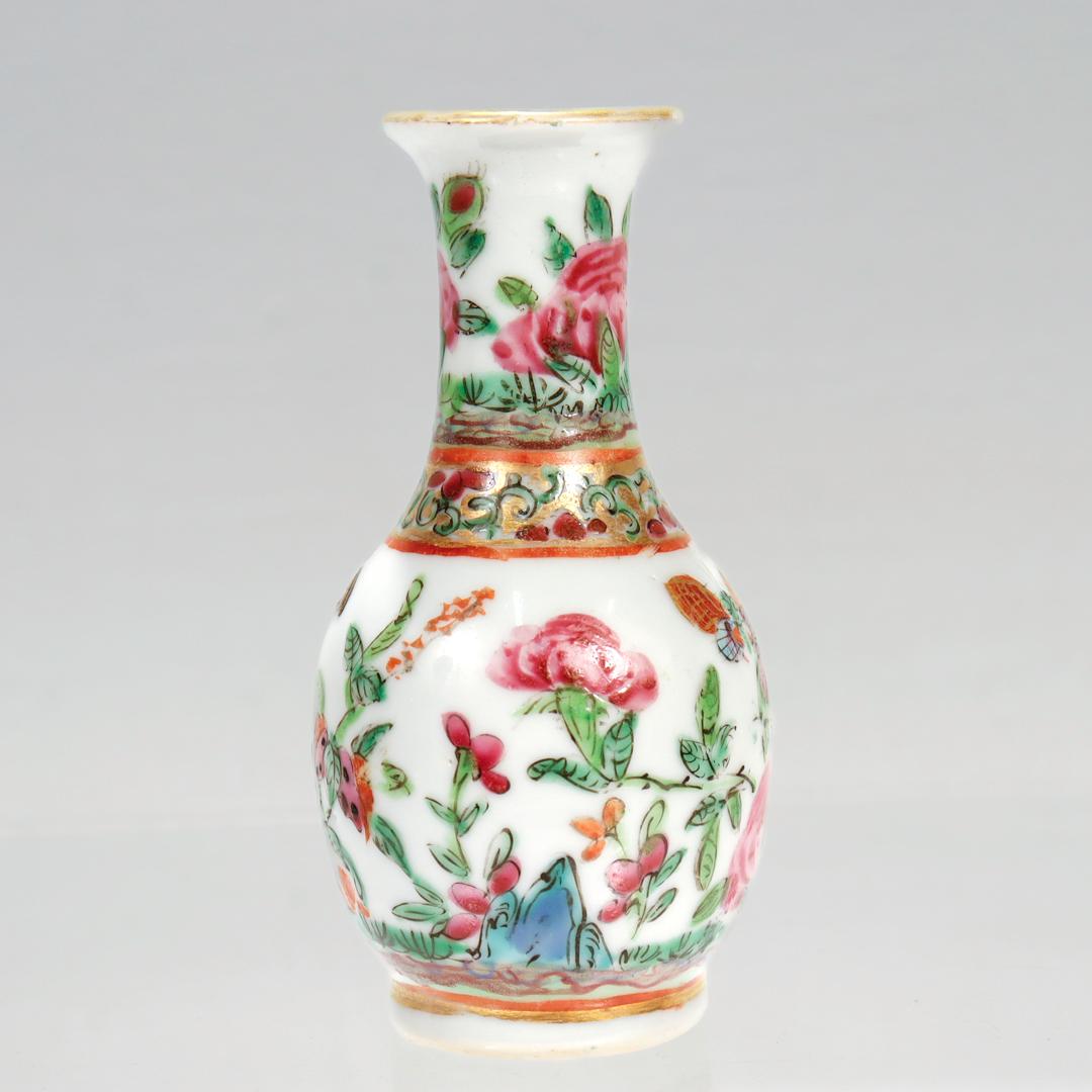 Antike Miniature Chinese Rose Mandarin Porzellan Vase im Zustand „Gut“ in Philadelphia, PA