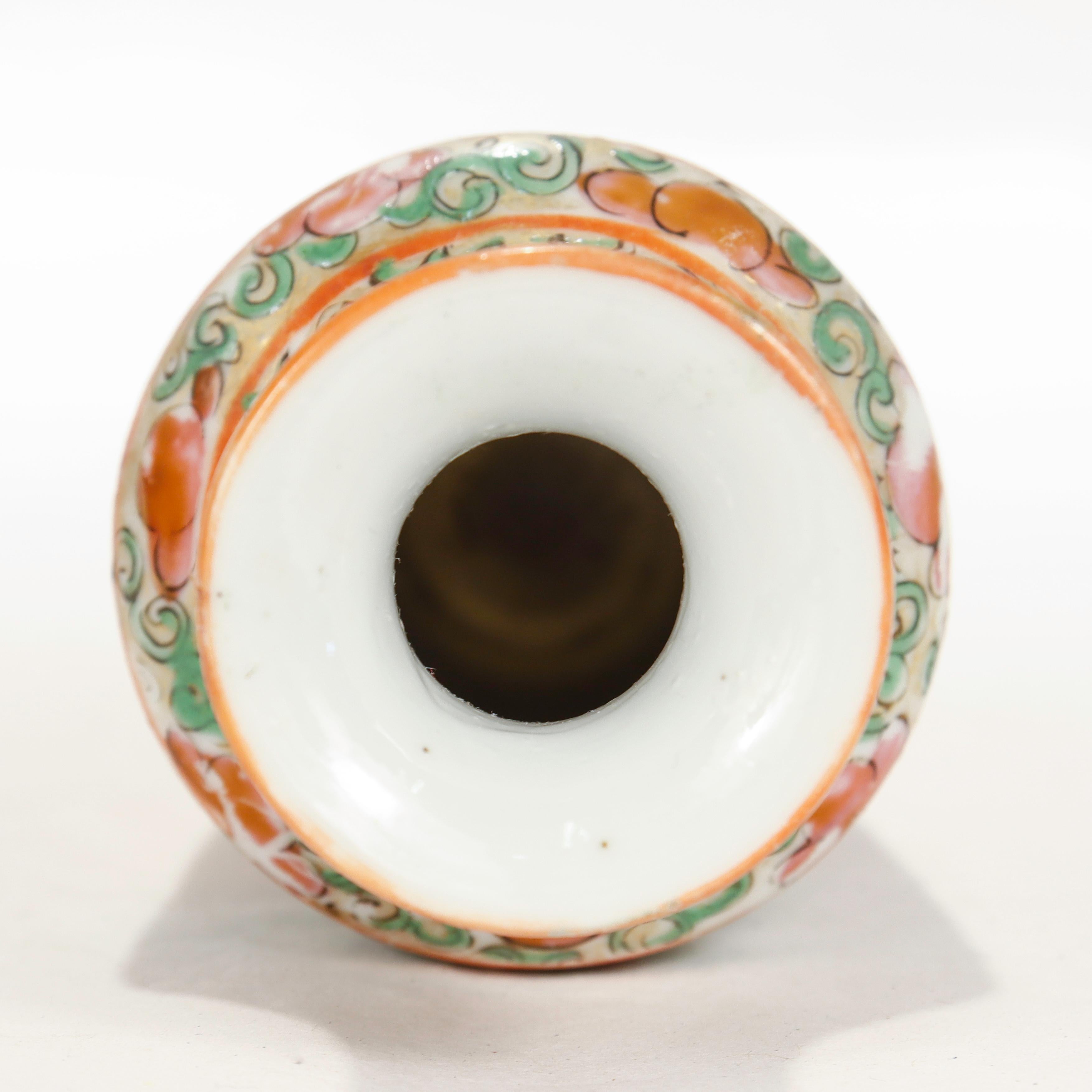 Vase miniature chinois ancien en porcelaine avec médaillon en forme de rose 2