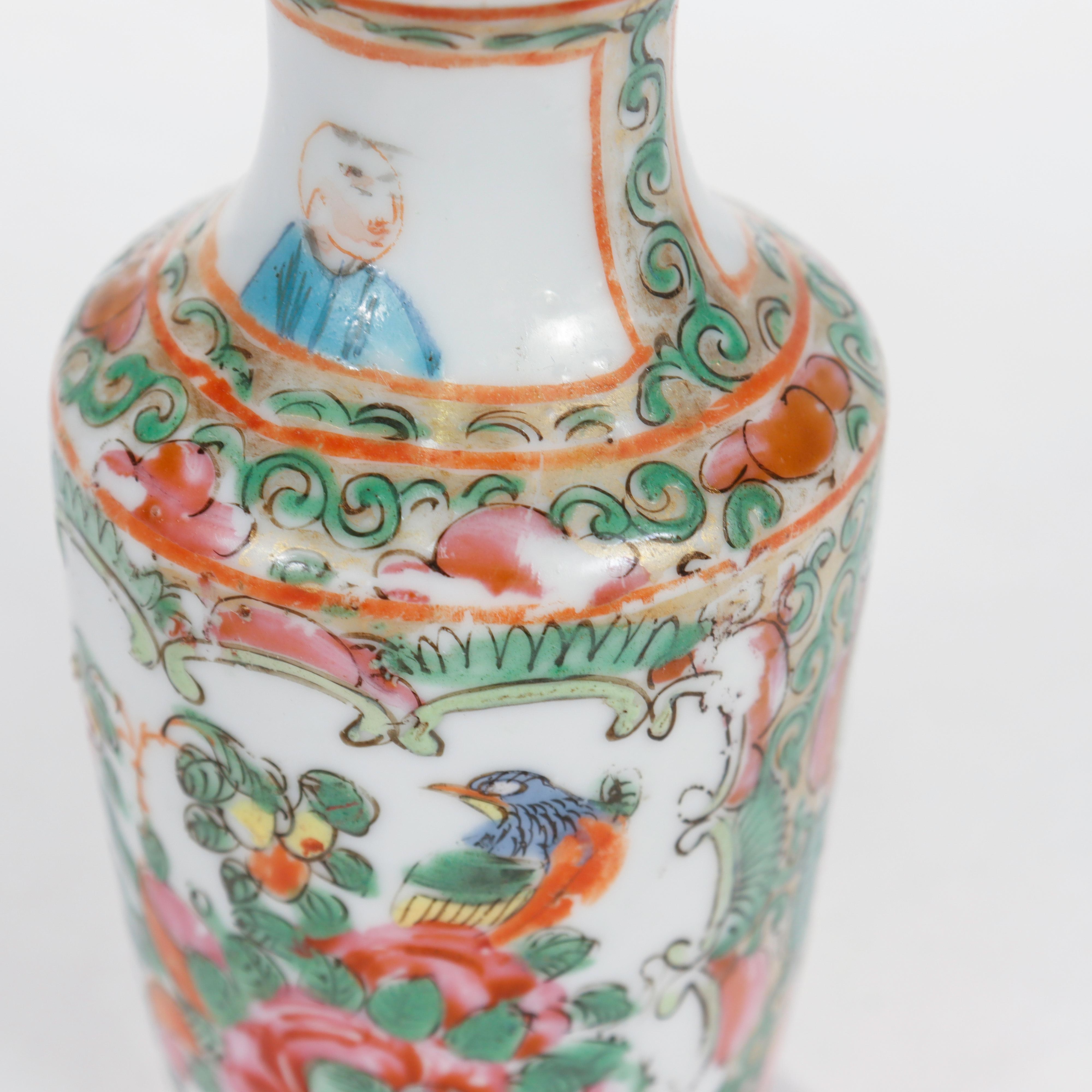 Vase miniature chinois ancien en porcelaine avec médaillon en forme de rose 4