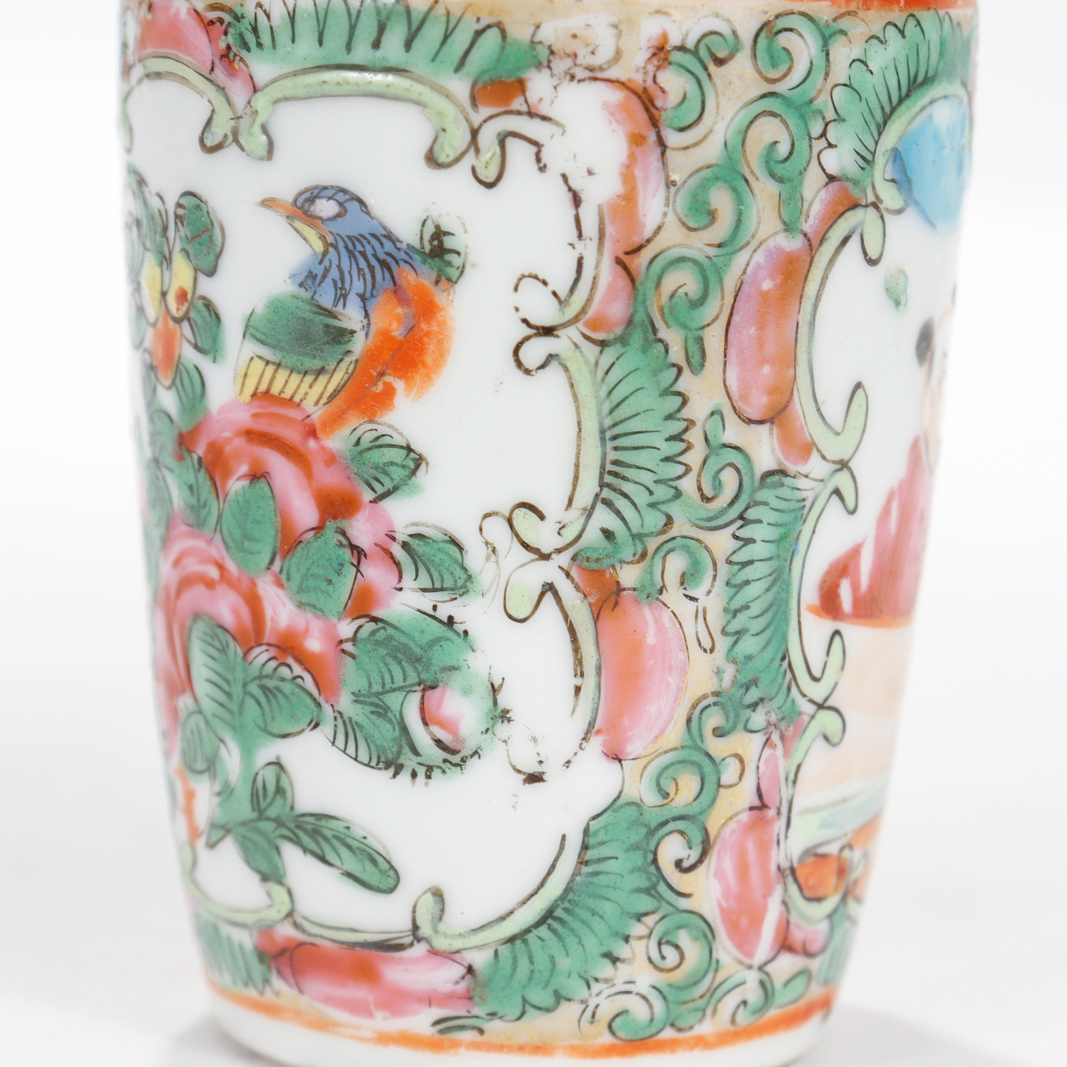 Vase miniature chinois ancien en porcelaine avec médaillon en forme de rose 9