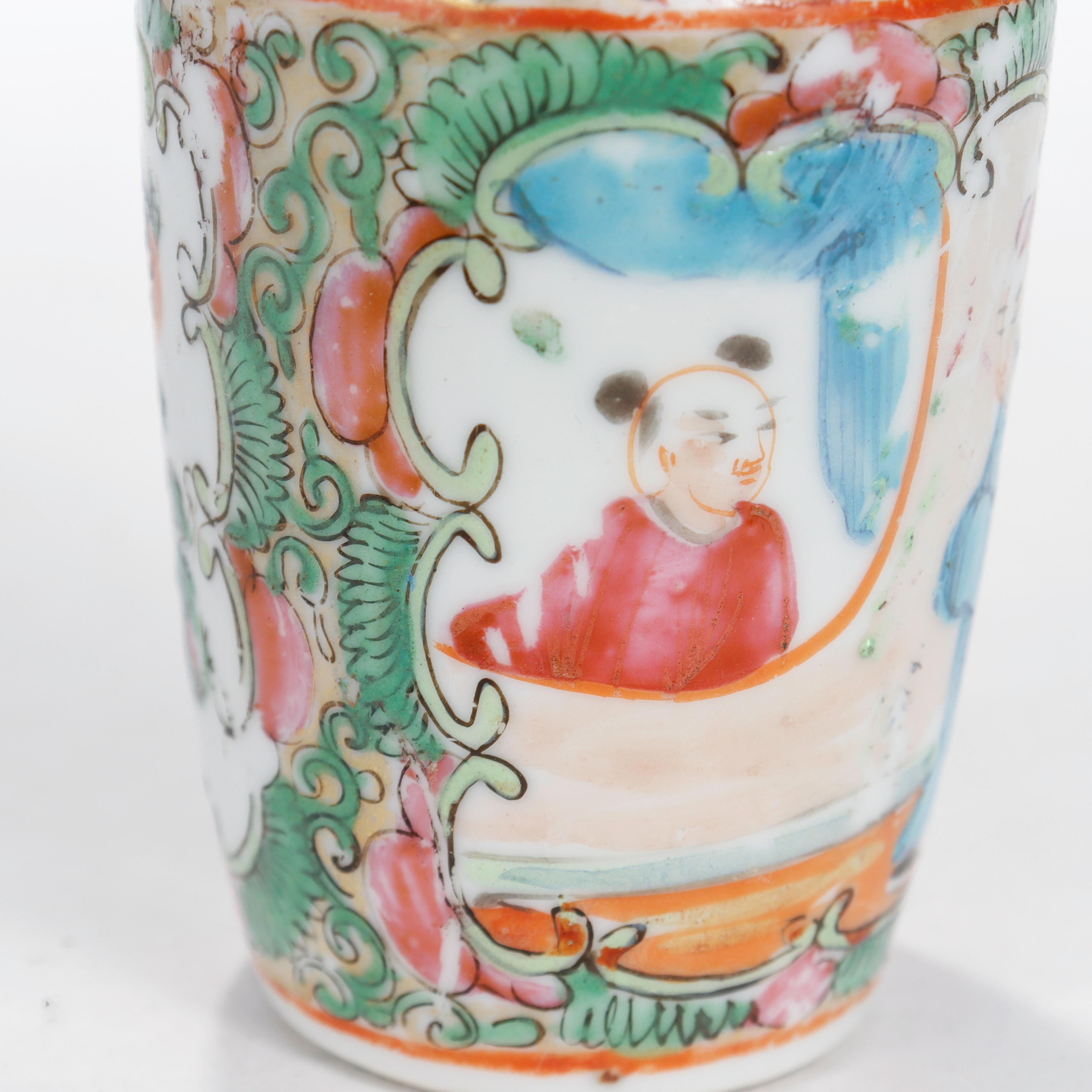 Vase miniature chinois ancien en porcelaine avec médaillon en forme de rose 10