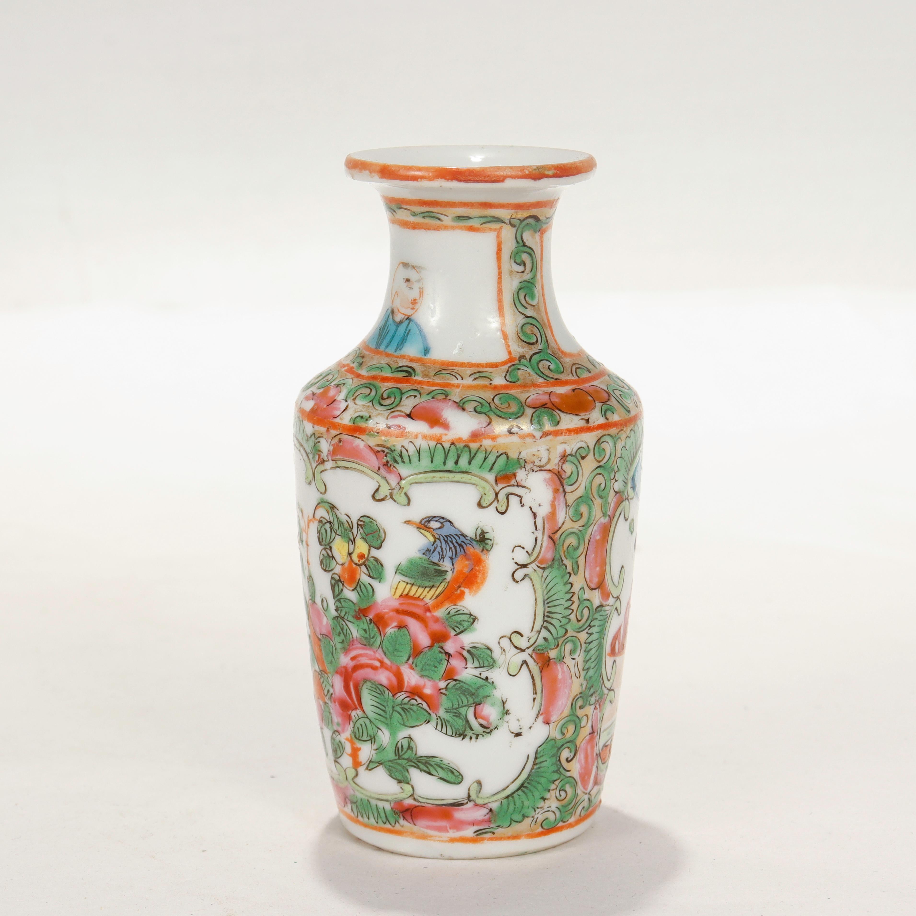 Chinois Vase miniature chinois ancien en porcelaine avec médaillon en forme de rose