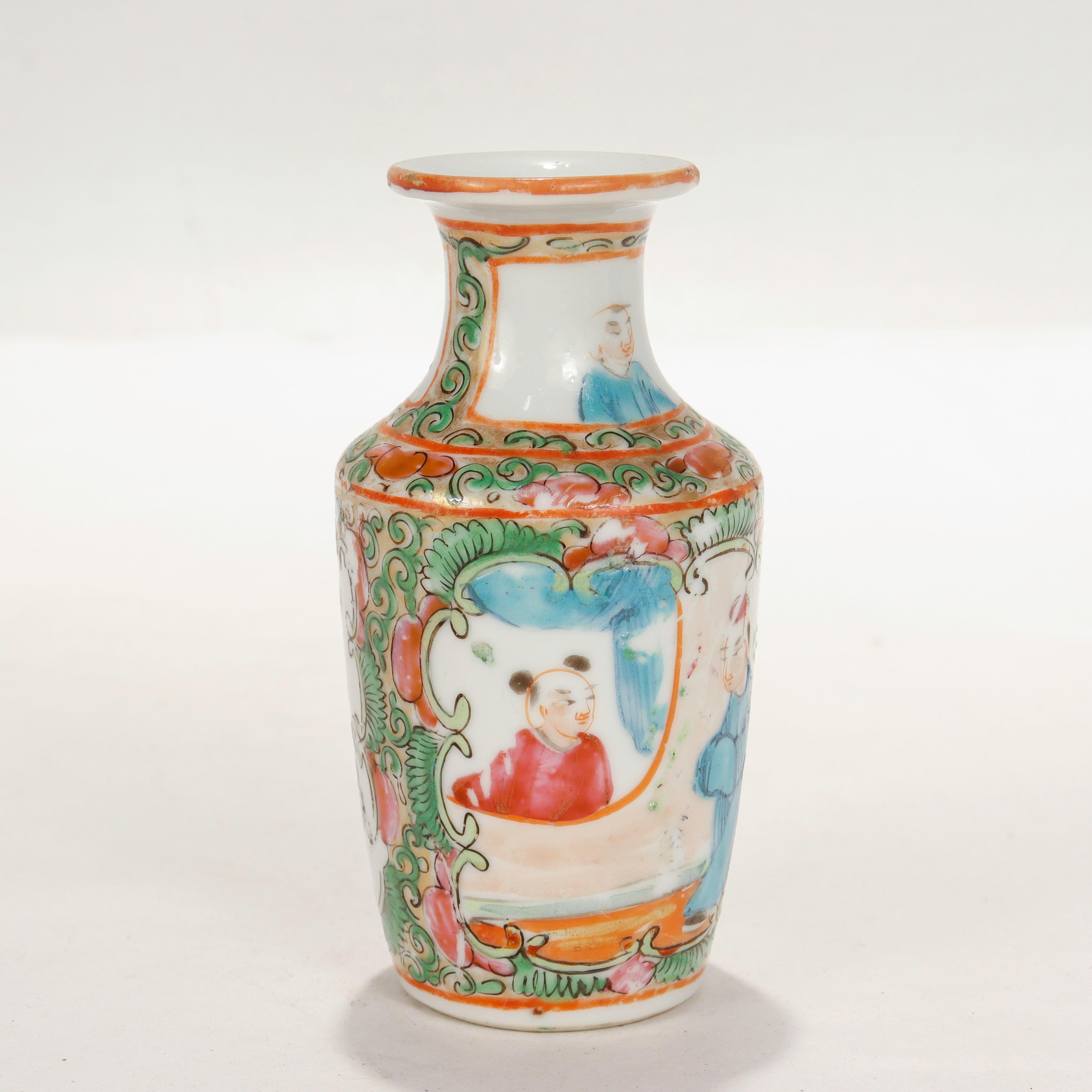 Vase miniature chinois ancien en porcelaine avec médaillon en forme de rose Bon état à Philadelphia, PA