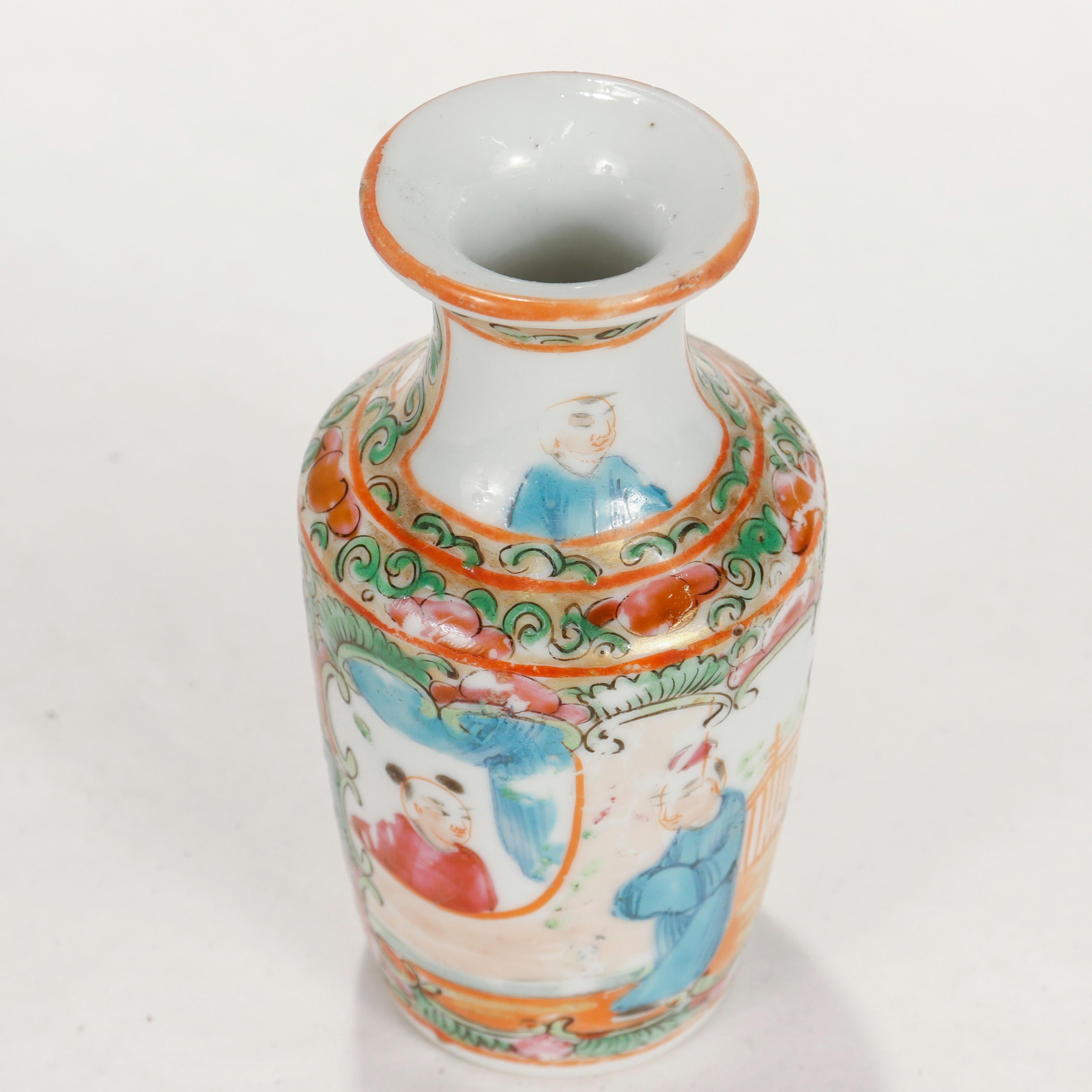 Vase miniature chinois ancien en porcelaine avec médaillon en forme de rose 1