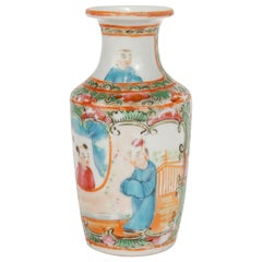Vase miniature chinois ancien en porcelaine avec médaillon en forme de rose
