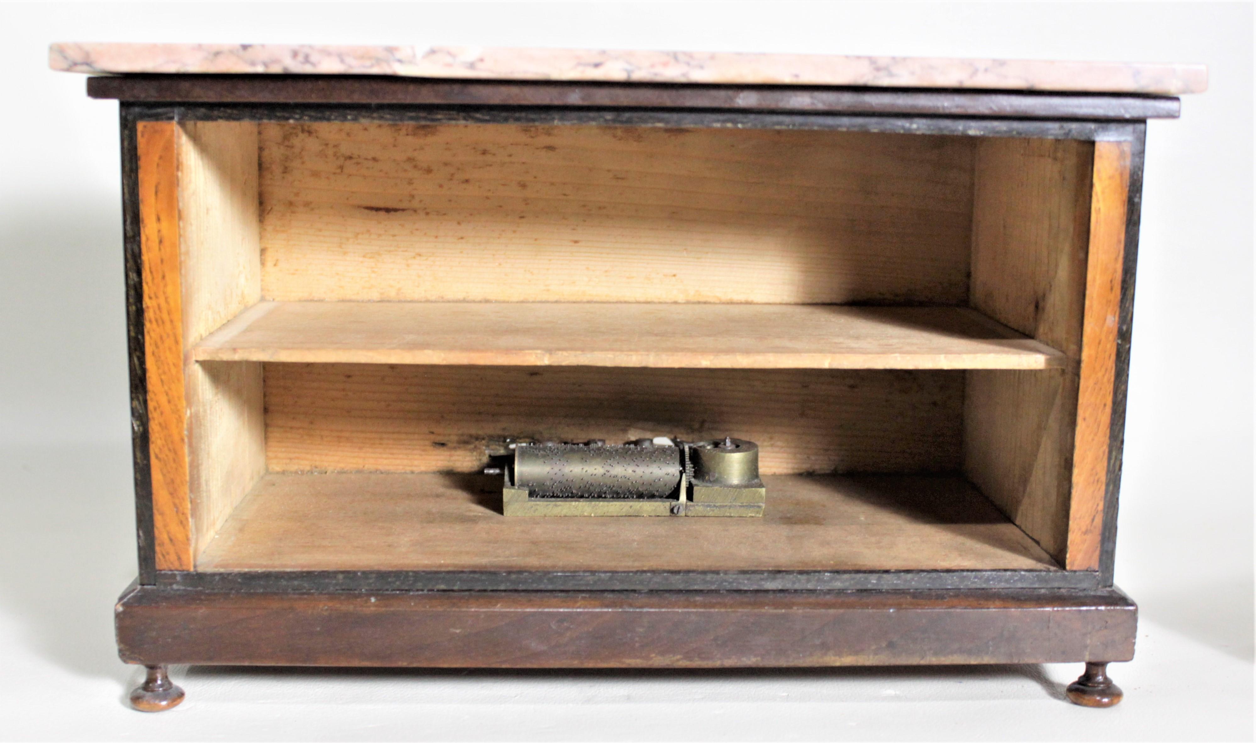 Antike Miniatur-Kommode im Stil einer Schmucktruhe oder Spieluhr mit rosa Marmorplatte im Angebot 1