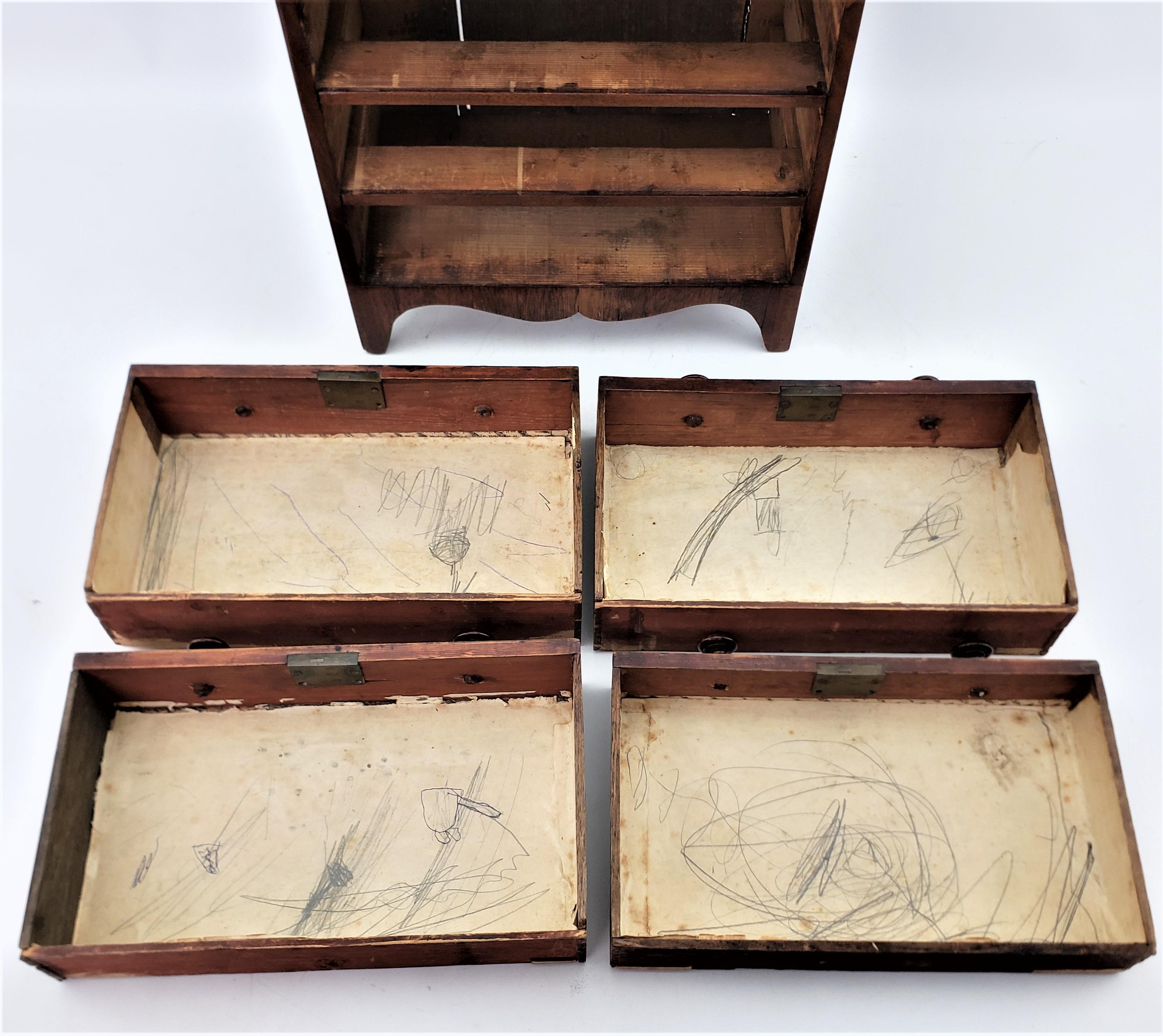 Antike Miniatur-Kommode mit vier Schubladen, groß, mit gedrechselten Knöpfen und Messingverschlüssen im Angebot 3