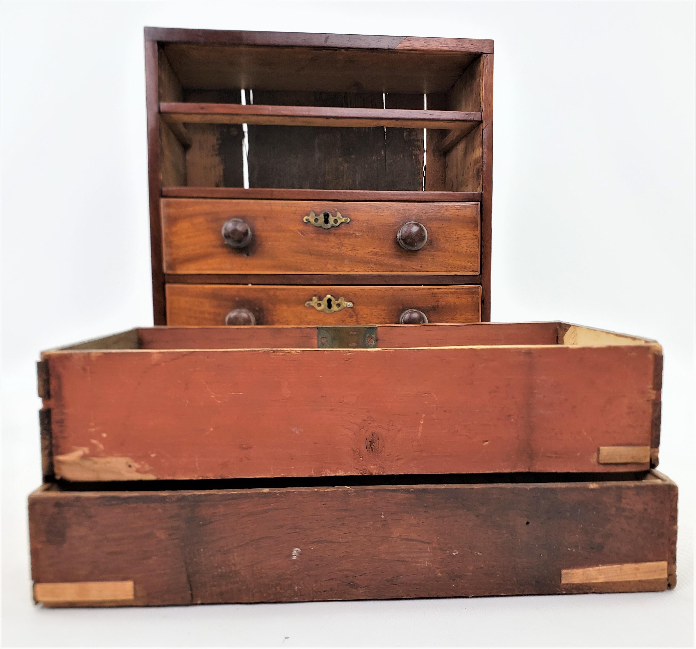 Antike Miniatur-Kommode mit vier Schubladen, groß, mit gedrechselten Knöpfen und Messingverschlüssen im Angebot 4