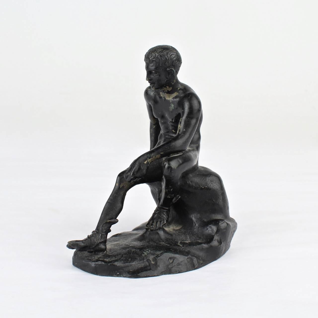 Très belle sculpture en bronze de format cabinet du Grand Tour d'Italie représentant un Hermès (ou Mercure) assis d'après Lysippos. 

C'était un modèle extraordinairement populaire au 19e siècle. L'original avait été déterré à la Villa des Papyri à