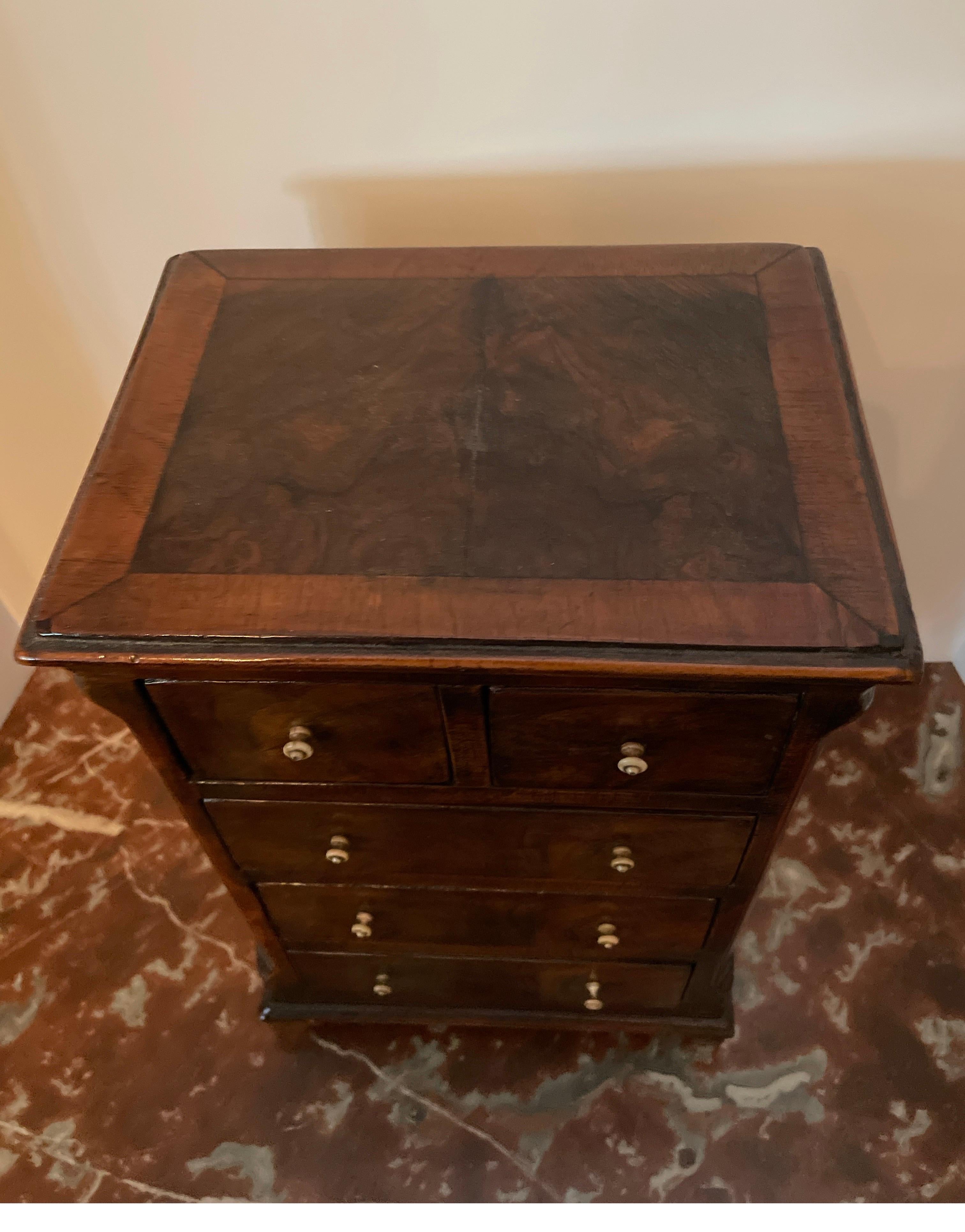 Commode miniature à cinq tiroirs. Merveilleuses finitions des placages. Fabriqué en tant qu'échantillon de vendeur avec les boutons d'origine. 