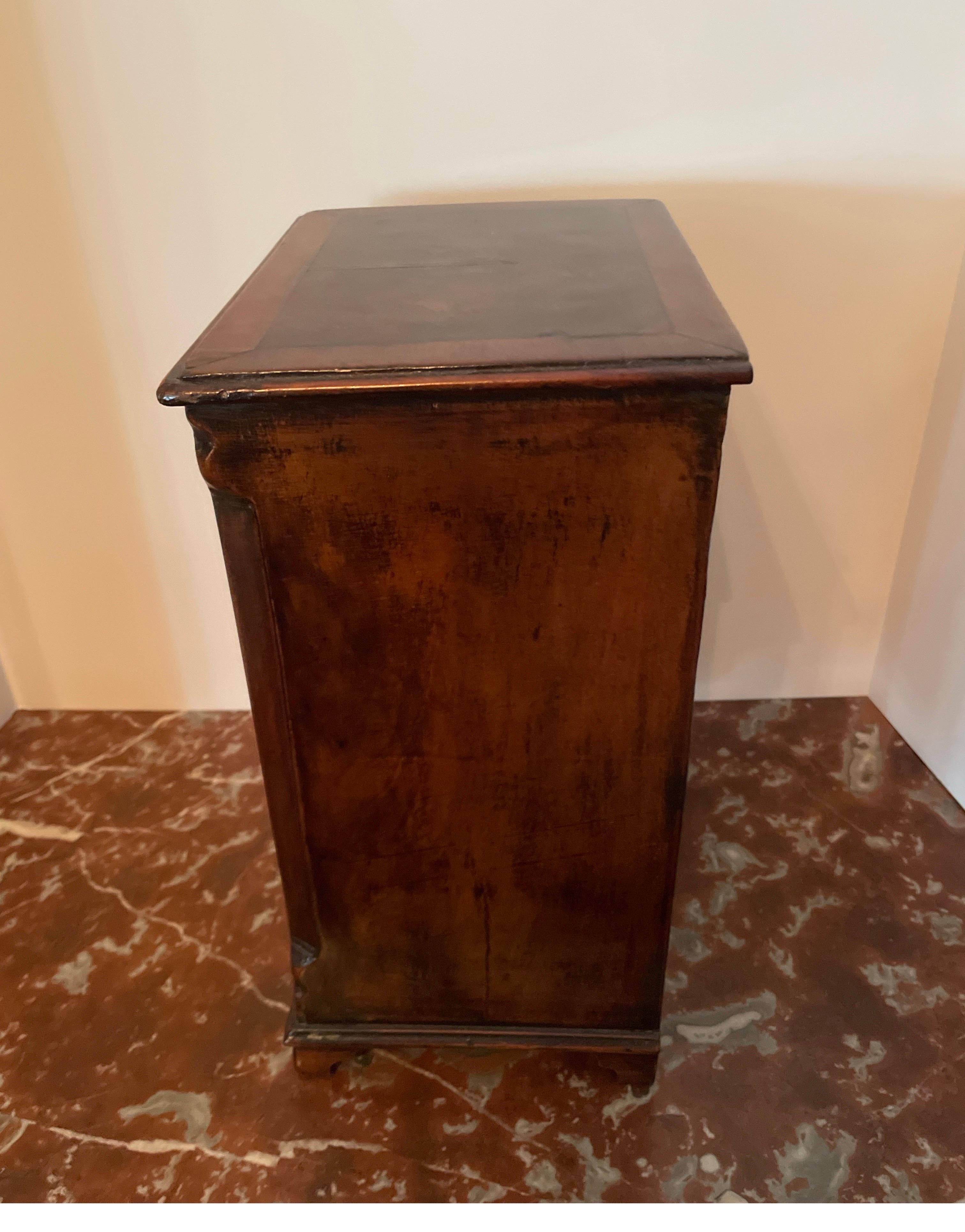 Anglais Commode miniature ancienne en loupe incrustée / Échantillon de vendeur en vente