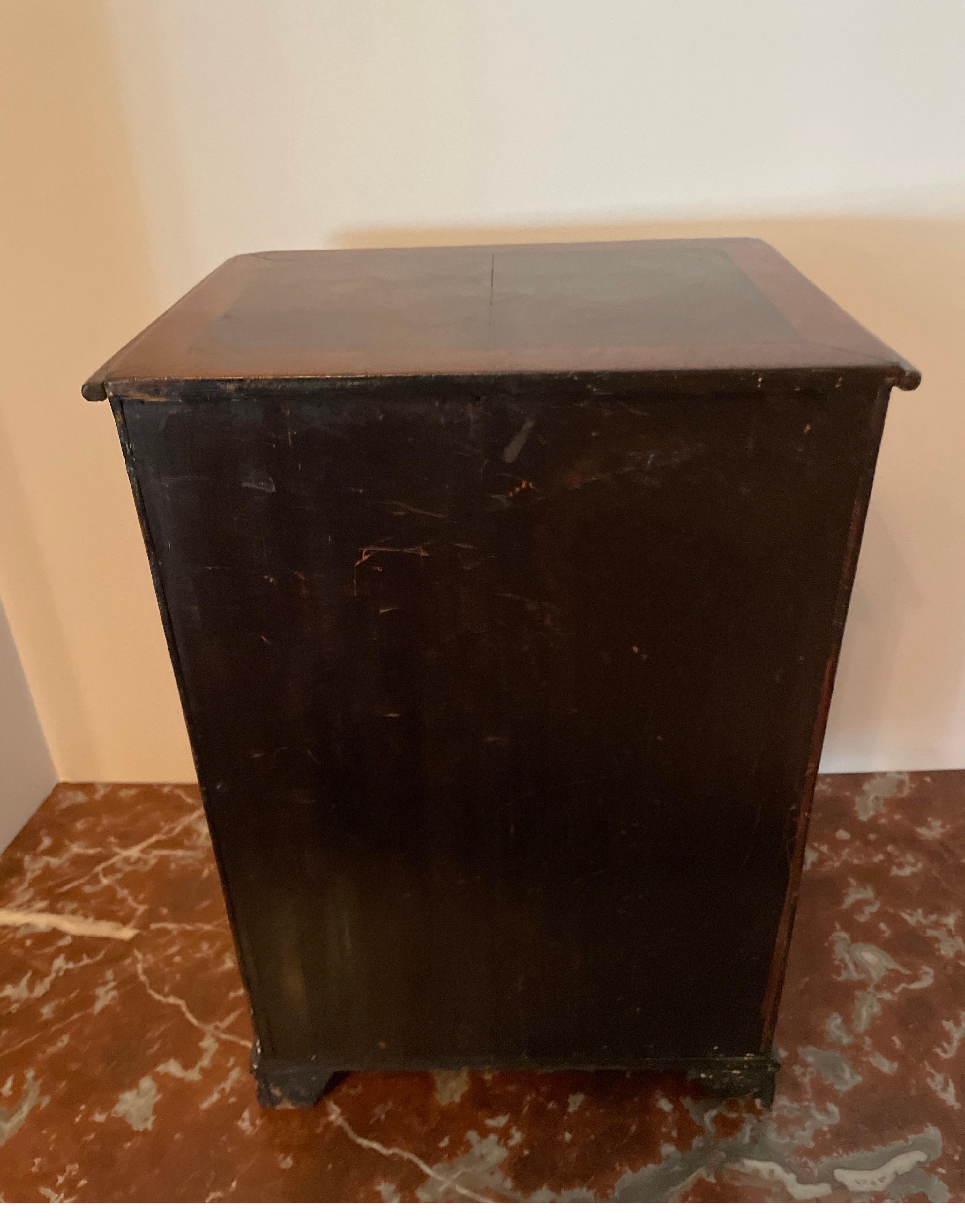 Commode miniature ancienne en loupe incrustée / Échantillon de vendeur Bon état - En vente à West Palm Beach, FL