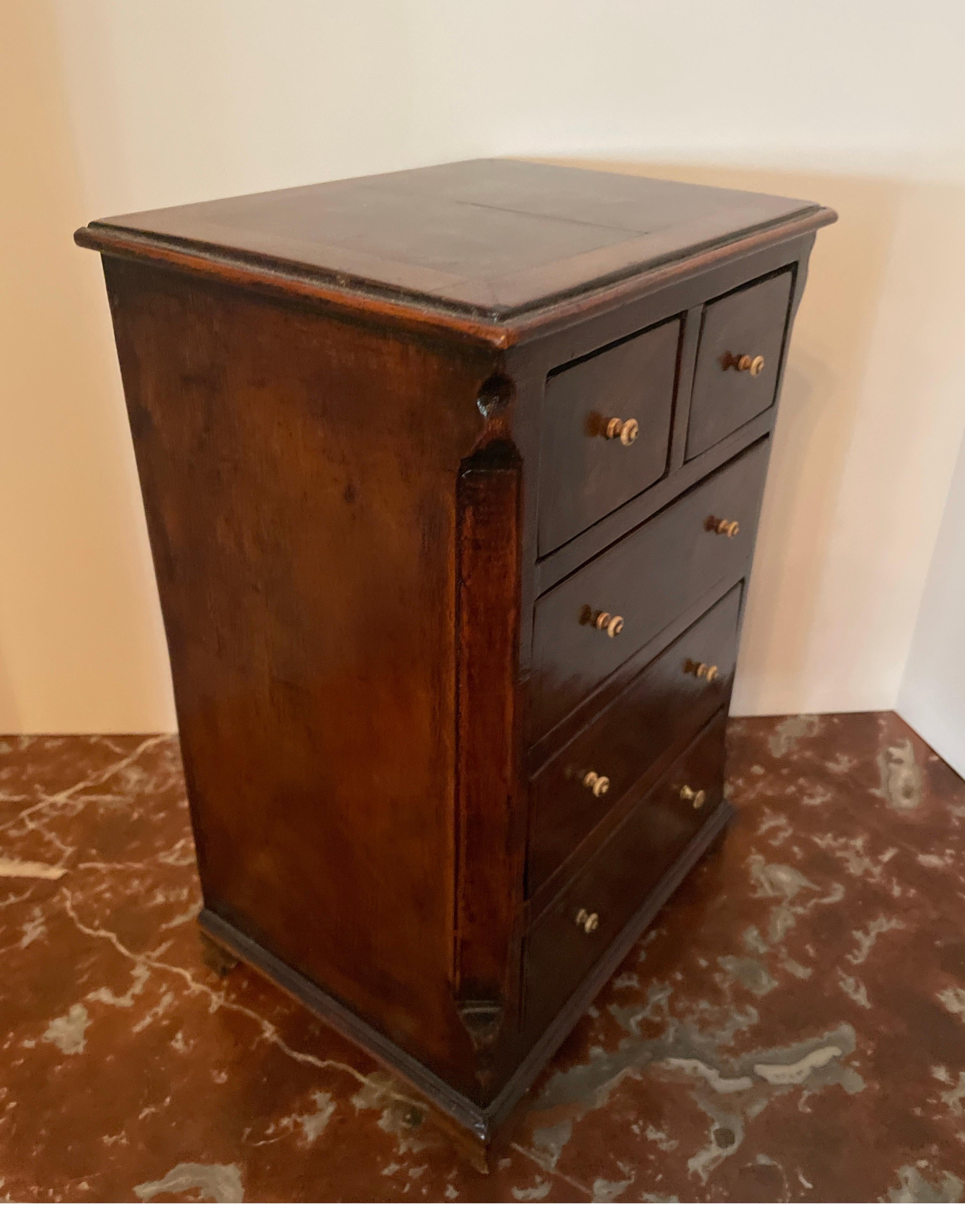 XIXe siècle Commode miniature ancienne en loupe incrustée / Échantillon de vendeur en vente
