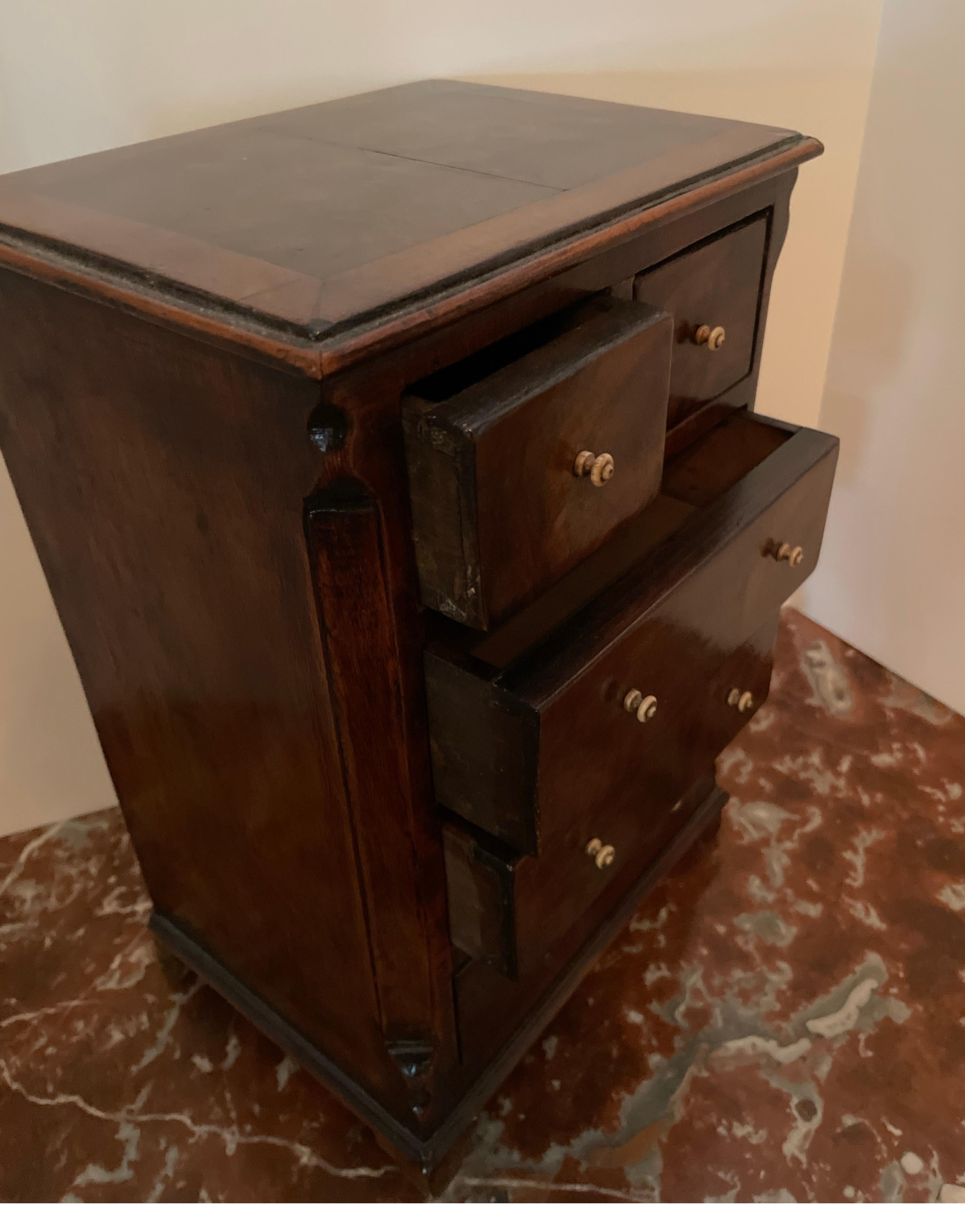 Broussin Commode miniature ancienne en loupe incrustée / Échantillon de vendeur en vente