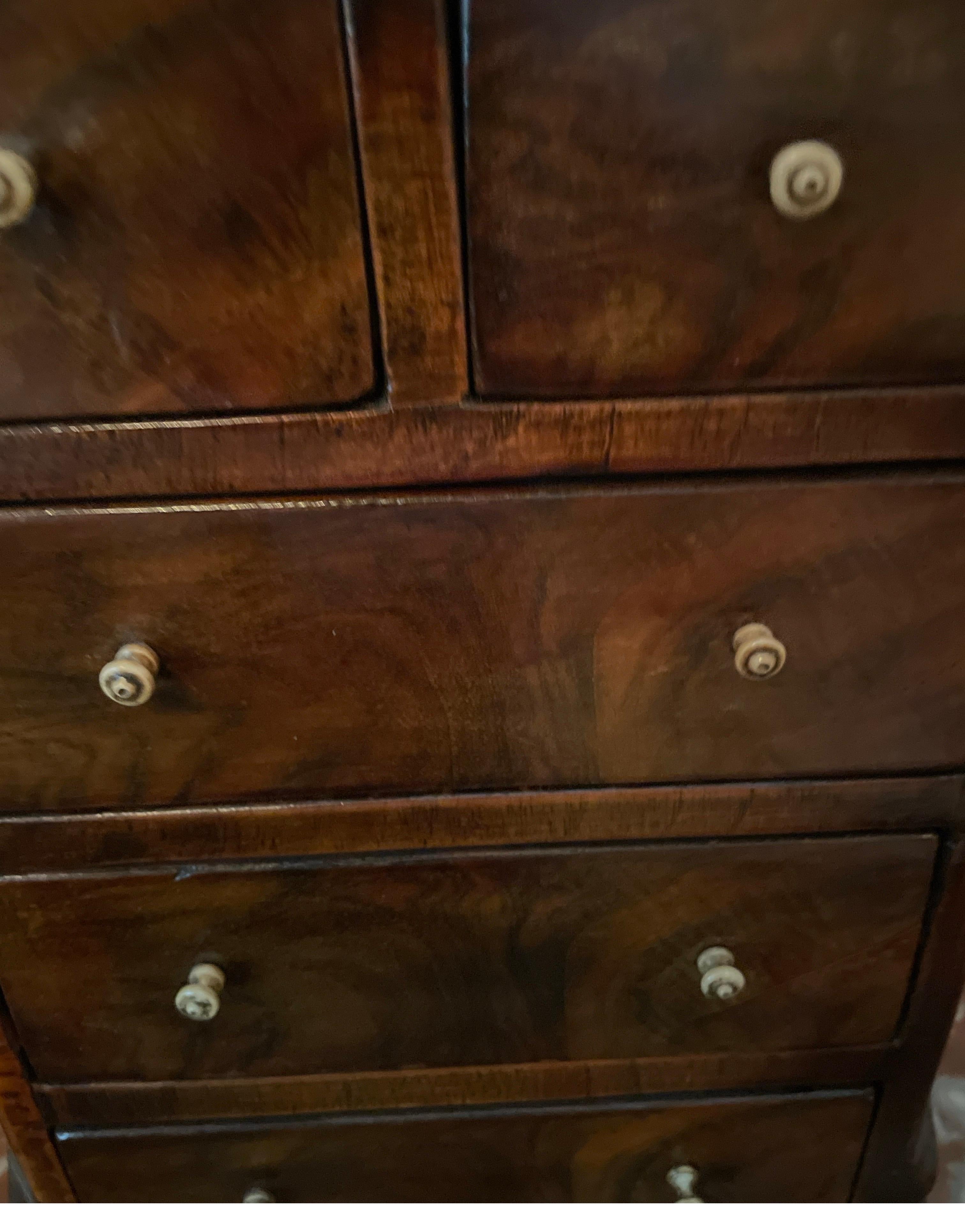 Commode miniature ancienne en loupe incrustée / Échantillon de vendeur en vente 1