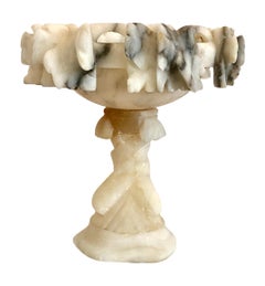 Antike italienische Miniatur-Schale aus Alabaster auf Sockel mit Trauben und Delfinen