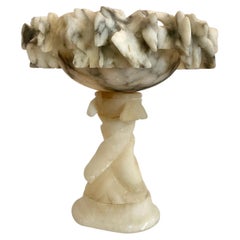 Antike italienische Miniatur-Schale aus Alabaster auf Sockel mit Trauben und Delfinen