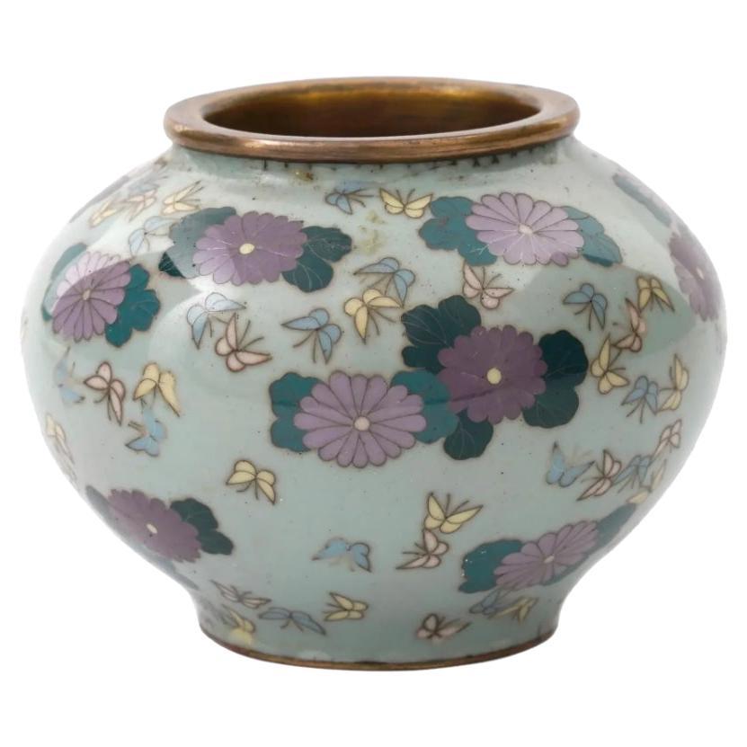 Antico vaso giapponese in miniatura in smalto cloisonne color celadon con farfalle in vendita