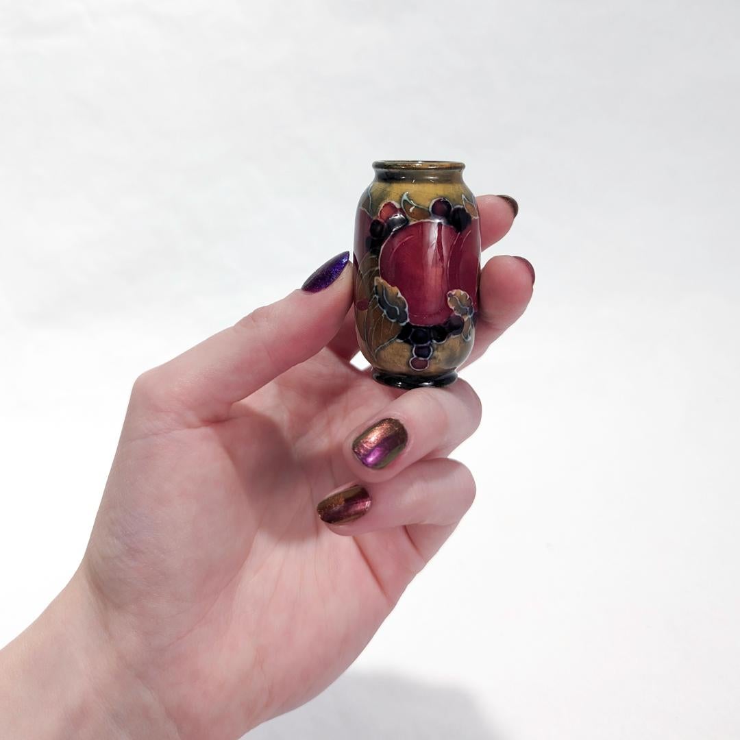 Antike Miniature Moorcroft Pottery Granatapfel Vase mit gesprenkelten gelben Boden im Angebot 2