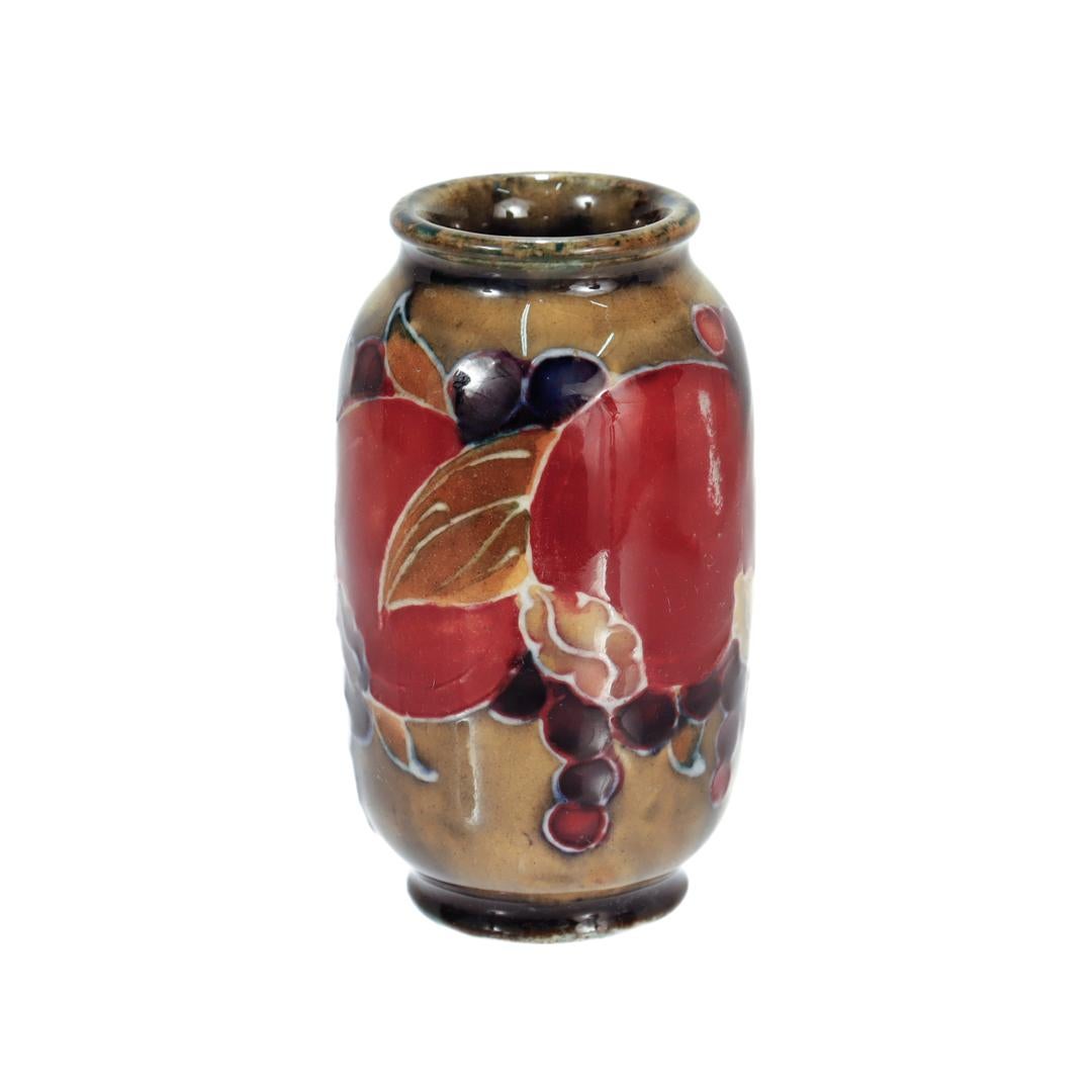 Arts and Crafts Antiquités Miniature Moorcroft Pottery Vase à grenade avec fond jaune tacheté en vente