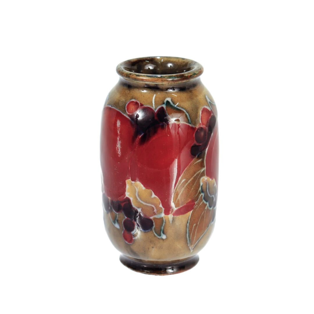 Britannique Antiquités Miniature Moorcroft Pottery Vase à grenade avec fond jaune tacheté en vente
