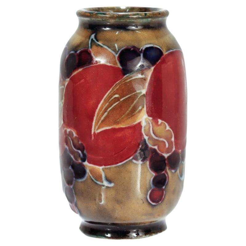 Antike Miniature Moorcroft Pottery Granatapfel Vase mit gesprenkelten gelben Boden im Angebot