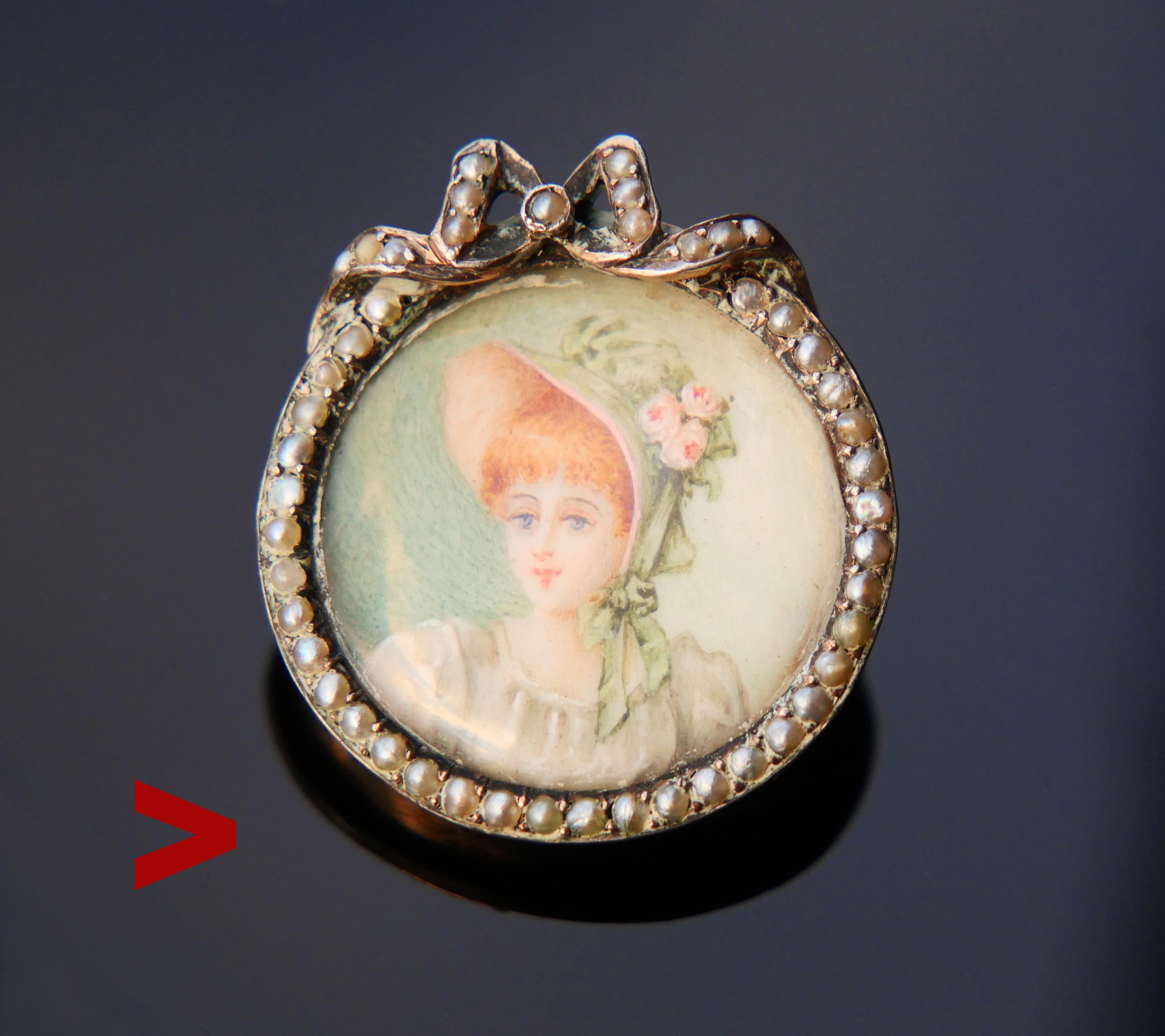 Vieux pendentif/broche européen datant de la fin du 19e siècle avec un portrait miniature d'une fille peint à la main sous verre convexe. L'origine exacte est inconnue, probablement une création allemande.

Toutes les pièces métalliques sont en