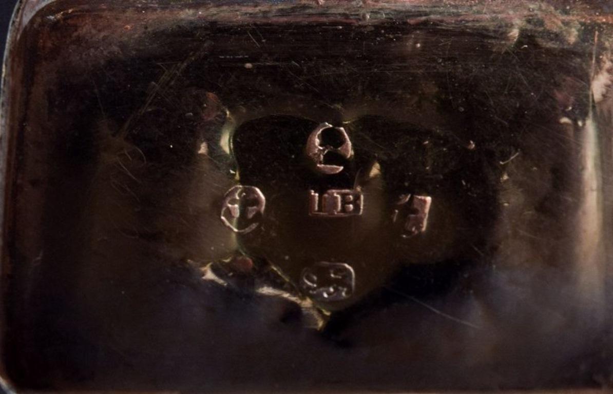 Antike Miniatur-Pillendose aus Silber, innen vergoldet.
Verziert mit einer Rose auf dem Deckel.
Birmingham 1817-1818.
In ausgezeichnetem Zustand.
Markiert.
Abmessungen: L 3,5 x T 2,5 cm.






