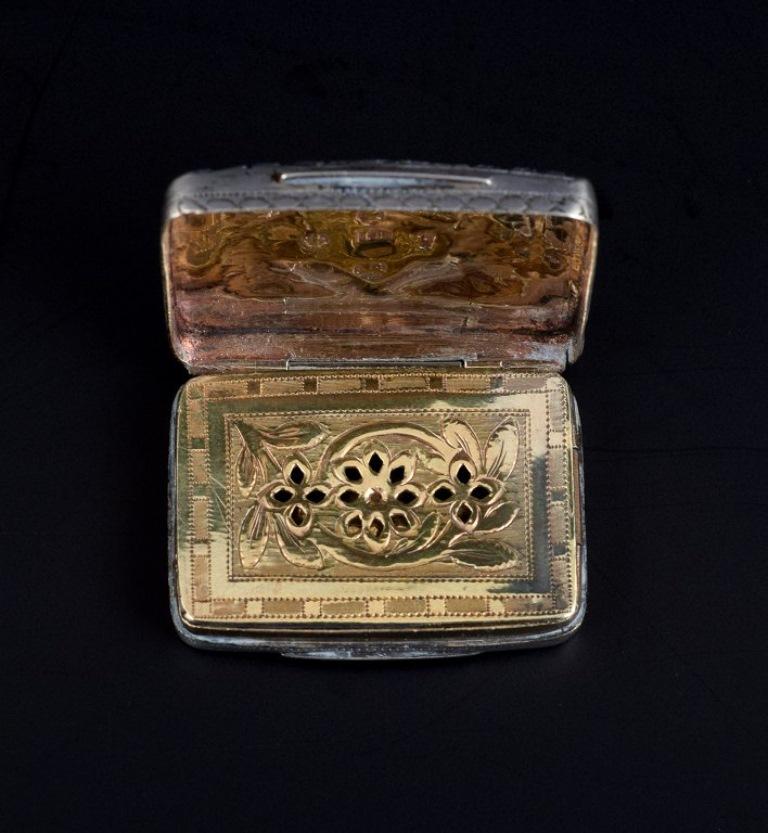 Antique miniature pill box in silver, gilded inside. Birmingham 1817-1818. In Excellent Condition For Sale In Copenhagen, DK