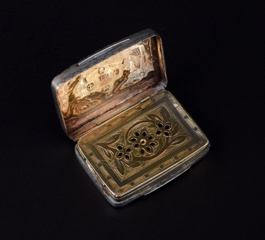 Antike Miniatur-Pillendose aus Silber, innen vergoldet. Birmingham 1817-1818. im Angebot 2