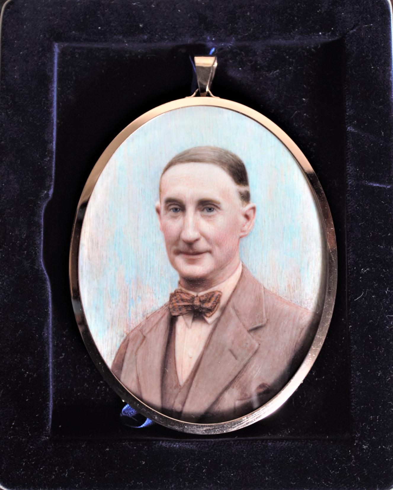 Antique Miniature Portrait with an 18-Karat Yellow Gold Frame & Fitted Case For Sale 2
