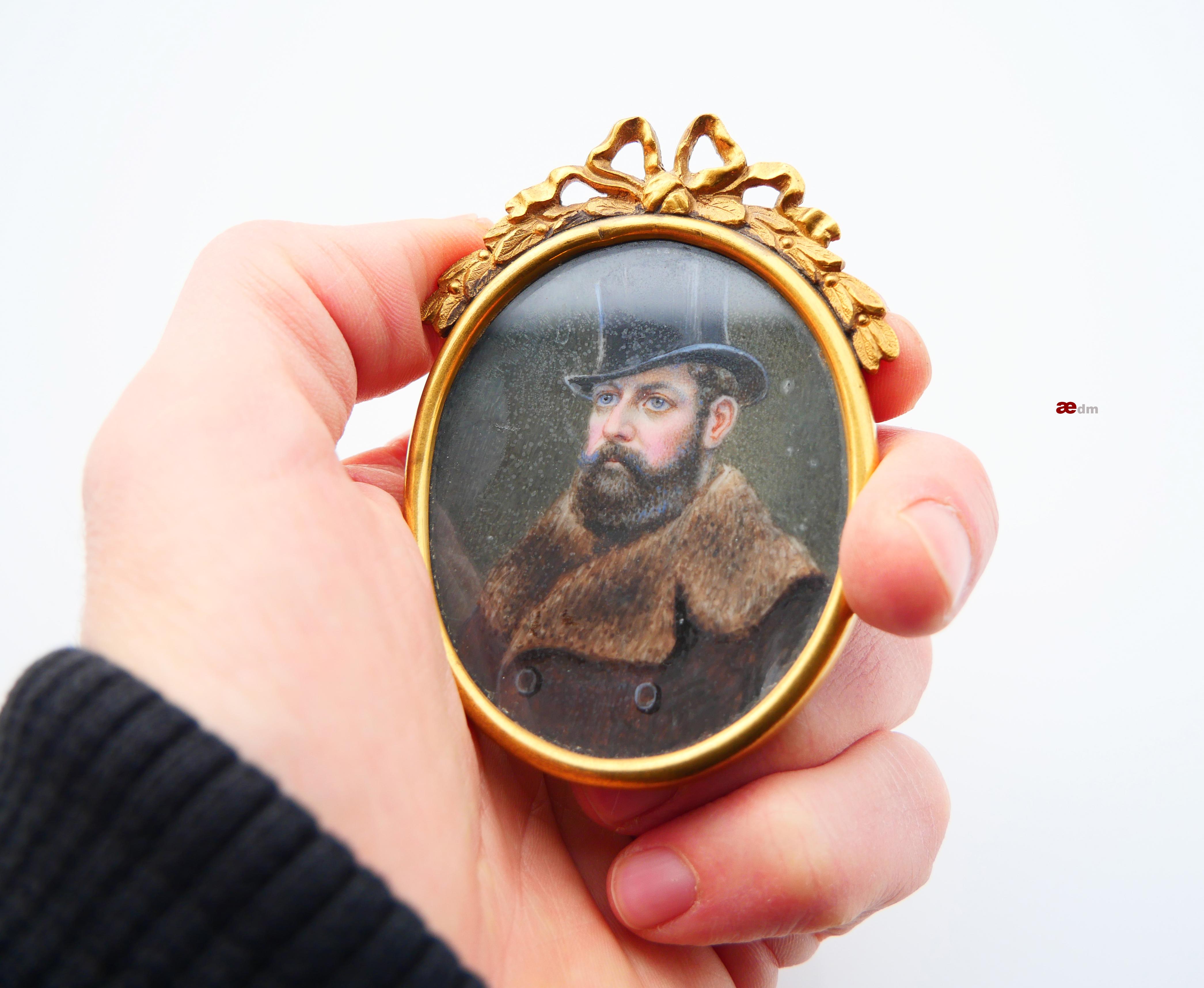 Antique Miniature Portrait  of a Man Tempera Painting In Excellent Condition For Sale In Malmö, SE