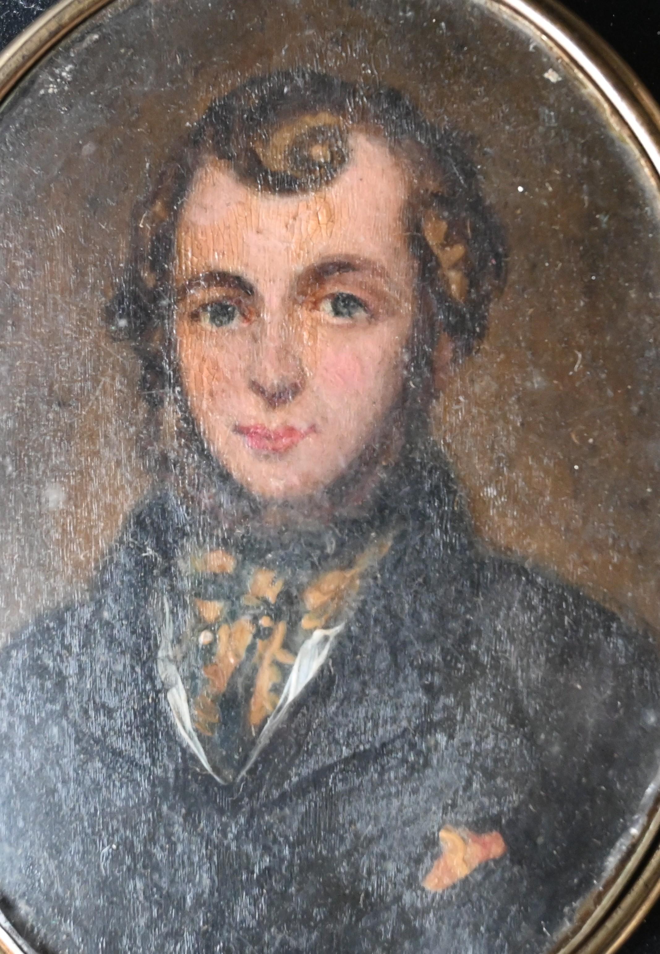 Magnífico retrato en miniatura pintado a mano de un refinado joven caballero, fechado a principios del siglo XIX (hacia 1830-1845), presentado en su marco original oval de latón dorado con cristal abombado protector y lomo forrado de fieltro