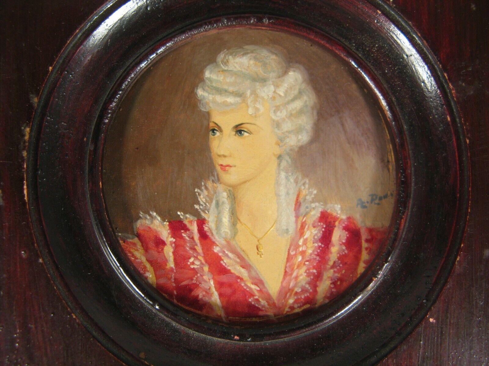 Questo squisito dipinto antico in miniatura su cartone presenta il ritratto di una giovane donna aristocratica, firmato 