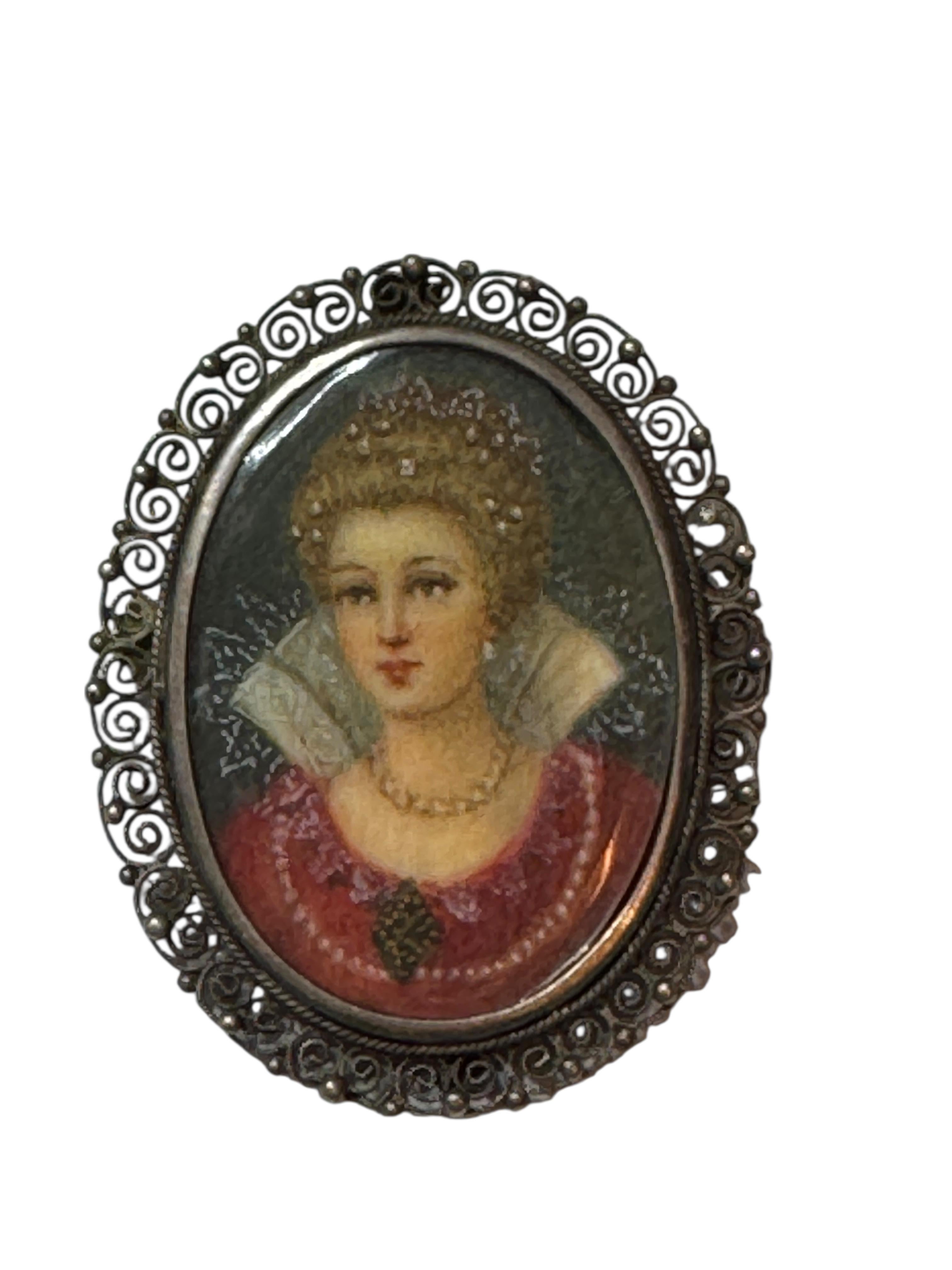 Antica spilla pendente con ritratto in miniatura in argento 800, raffigurante la regina Maria de' Medici

Questa squisita spilla antica con ritratto in miniatura è un ottimo esempio di artigianato europeo del XIX secolo. Realizzato a mano in argento