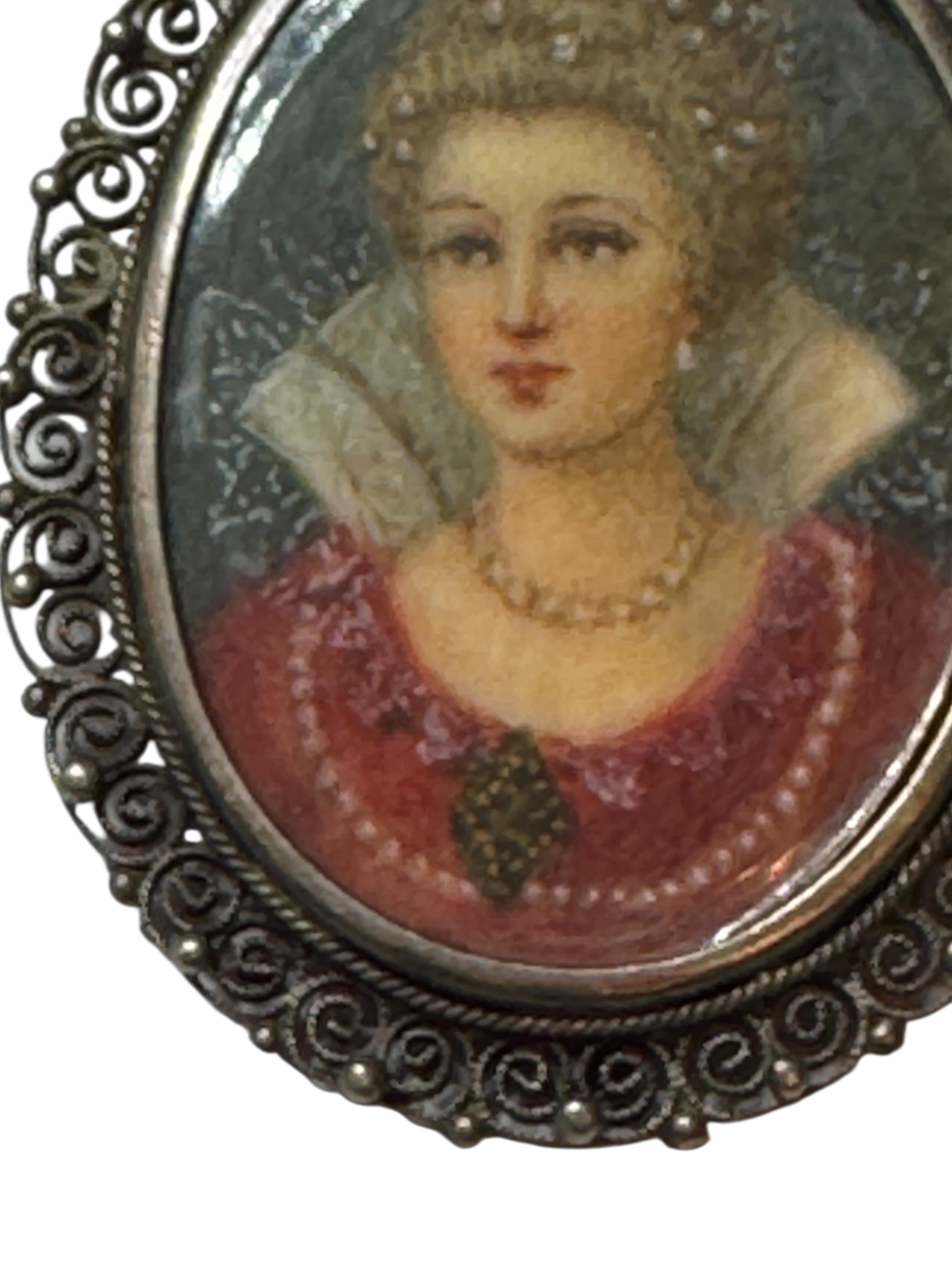 Argento Antica spilla pendente con ritratto in miniatura in argento 800, Francia 1900 o più vecchia in vendita