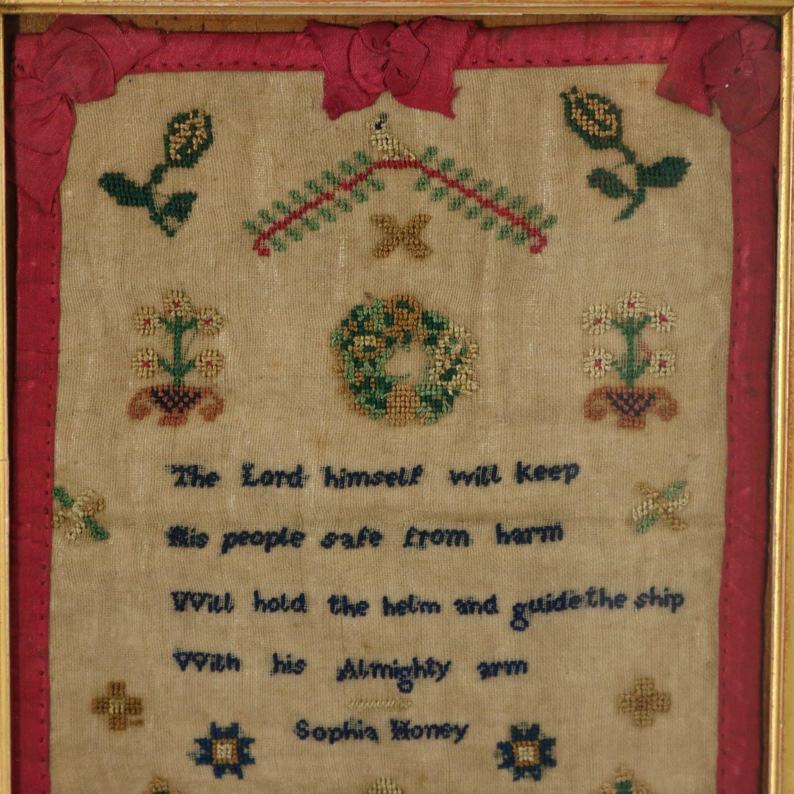 Sampler miniature géorgien, vers 1800, par Sophia Honey. L'échantillon est réalisé en fils de soie sur un fond de lin, au point de croix. Bordure en soie avec nœuds. Couleurs : vert, or, argent, brun et rouge. L'inscription se lit comme suit : 