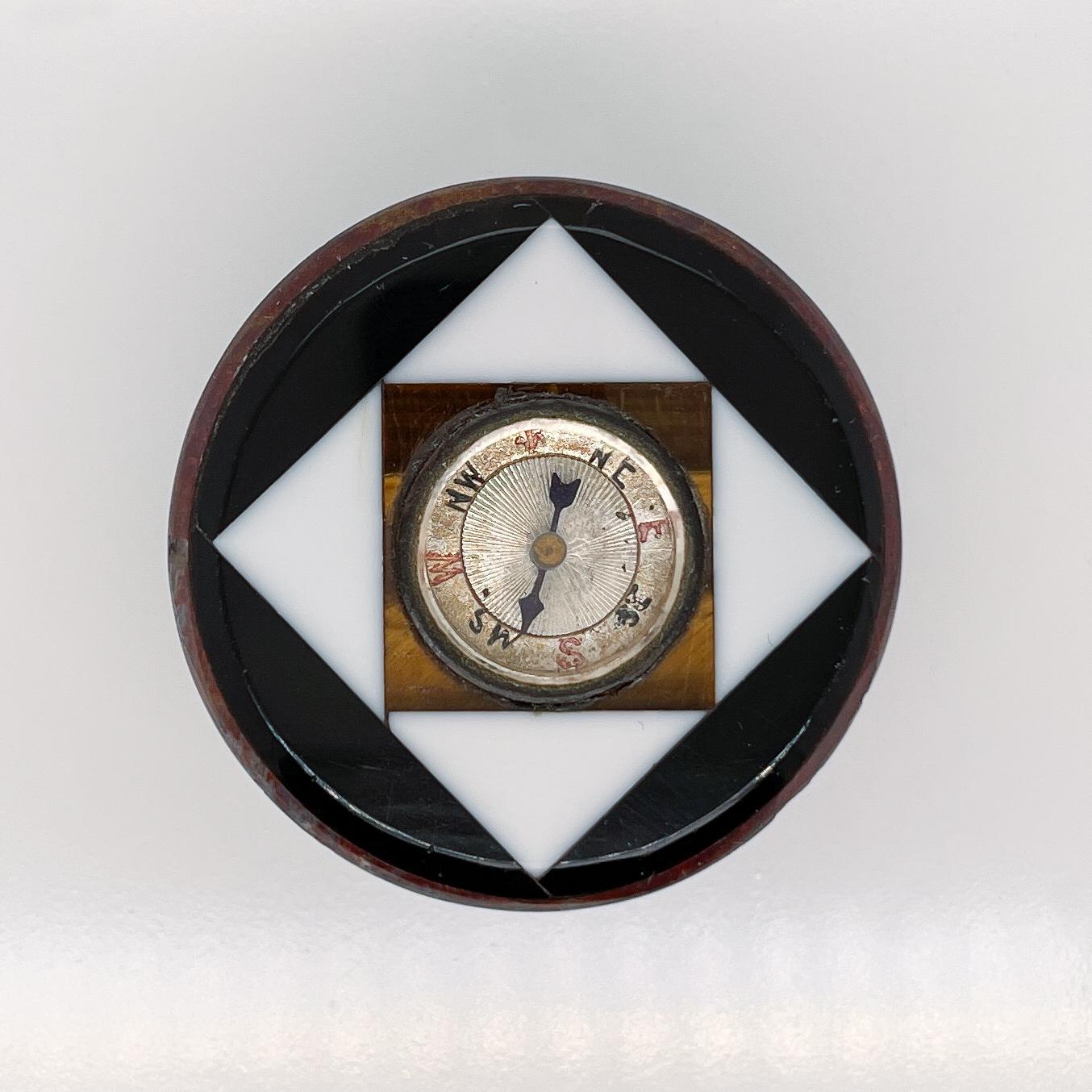 Taglio rotondo Antico esemplare in miniatura di bussola in marmo o pietra dura in vendita